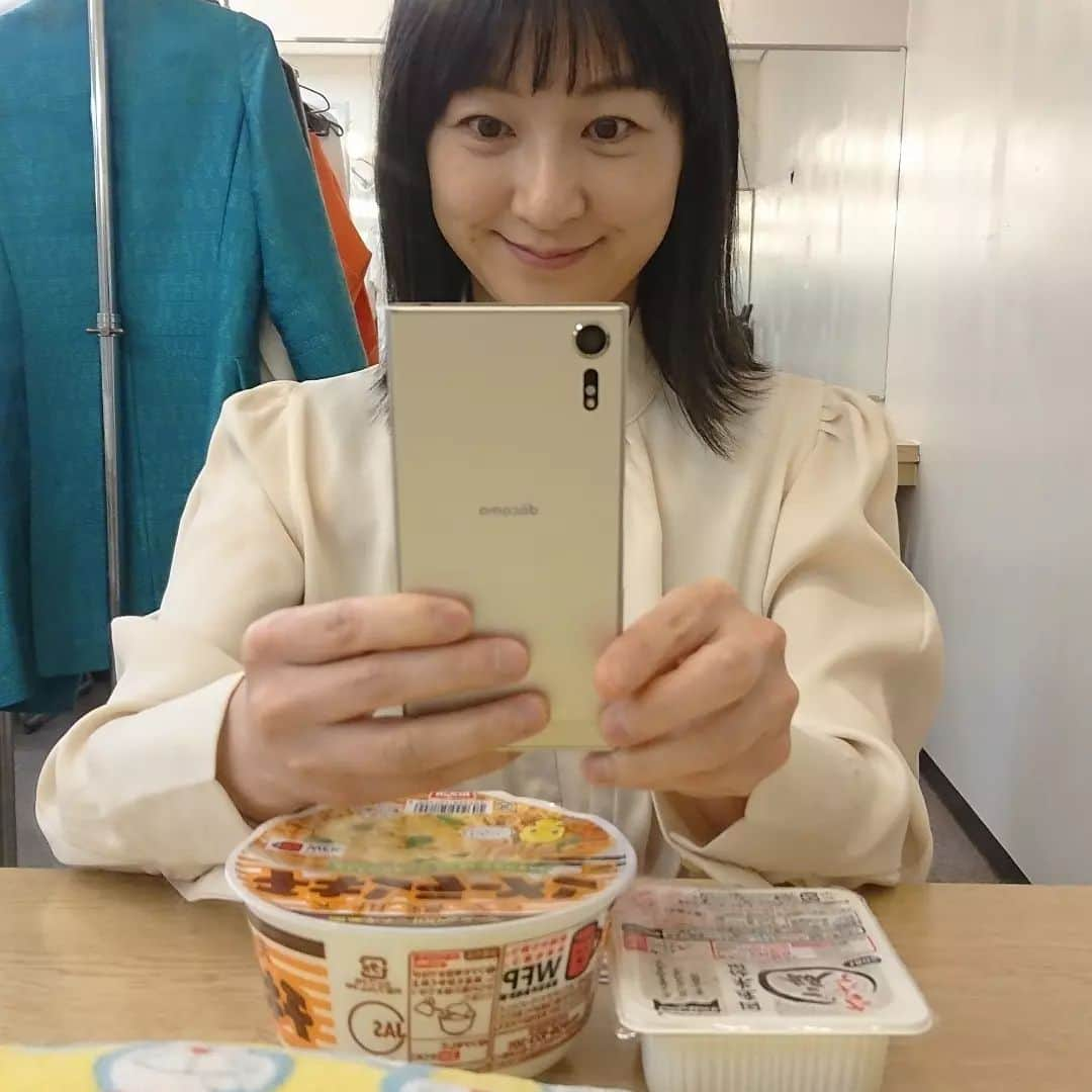 高橋靖子さんのインスタグラム写真 - (高橋靖子Instagram)「今日のお昼は、🍜チキンラーメンとご飯🍚(炭水化物+炭水化物💦) #チキンラーメン  #ご飯  #お昼ご飯  #なんばグランド花月  #NGK  #吉本新喜劇  #よしもと新喜劇  #新喜劇  #osaka  #namba」3月30日 14時21分 - oyasupororo