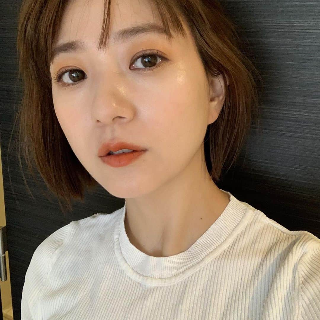 伊藤千晃のインスタグラム：「今日のメイク💄🥰🌸 ⁡ #保湿クリーム　@etvos.jp  ETVOS モイストバリアクリーム ⚫︎花粉の肌荒れ対策〜🤧 ⁡ #下地　#コントロールカラー　@rmkofficial  RMK UVフェイスプロテクター　ルーセント ⚫︎UVで紫外線から肌を守る💪 RMK ベーシックコントロールカラーN/03 ⚫︎最近赤みの出るところだけに使ってるよ。 ⁡ #ファンデーション @narscosmeticsjapan  NARS ライトリフティング　ファンデーション ⚫︎赤みが目立たなくなって、素肌感が残る仕上がり。NARSさんにしてはとてもナチュラルな印象☺️ ⁡ #パウダー NARSライトリフレクティングセッティングパウダー　N ⚫︎とても繊細で、軽くて細かなパウダー！ファンデにピタッとくっつきました。 ⁡ #アイシャドウ @hemecosmetics  heme  ⚫︎私初の台湾コスメ♡全部使えるカラーで楽しい😄 ⁡ #チーク heme ⚫︎写真だとそんなに色が出なかったけど良き色✨ ⁡ #アイライナー RMK ソフトファインアイペンシル　02  ⚫︎柔らかいからインラインも描きやすい！ ⁡ #マスカラ　 RMK ハイボリュームマスカラ　マルーン ⚫︎赤みが絶妙！ ⁡ #アイブロウ @celvoke.jp  celvoke インディケイト　アイブロウパウダー ⚫︎私のアイブロウ定番コスメ👍 ⁡ #リップ @romand_jp  rom&nd ゼロベルベットティント #15 RUSKRUSK ⚫︎カラーの発色もいいし最高に可愛い💕 ⁡ ⁡ #コスメ #メイク好き　#オレンジメイク」