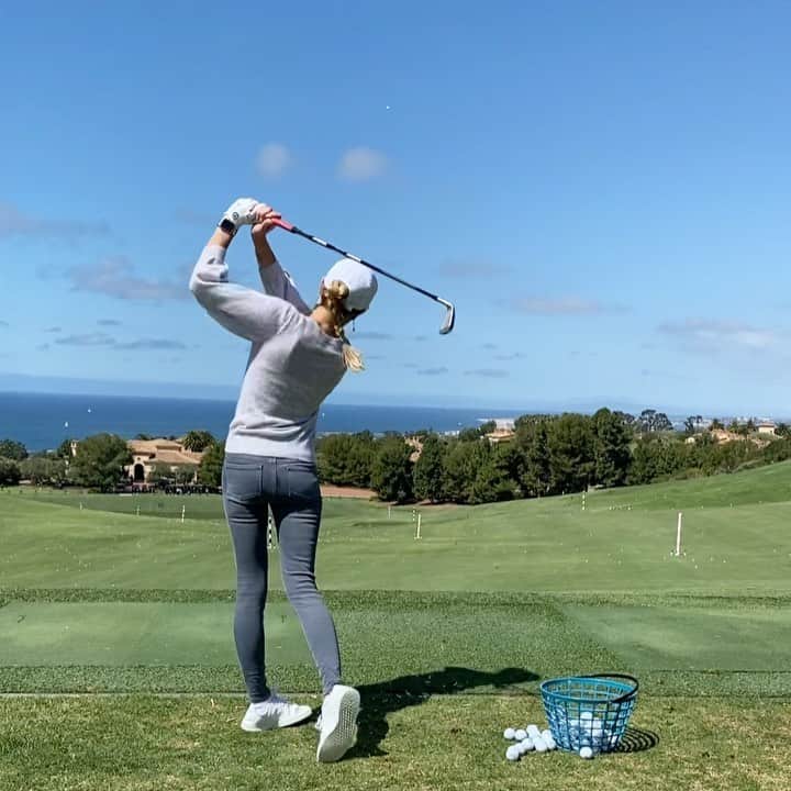 ナタリー・ガルビスのインスタグラム：「Range with a View…I always feel like I could hit it to the ocean from up here… Newport Coast... CA」