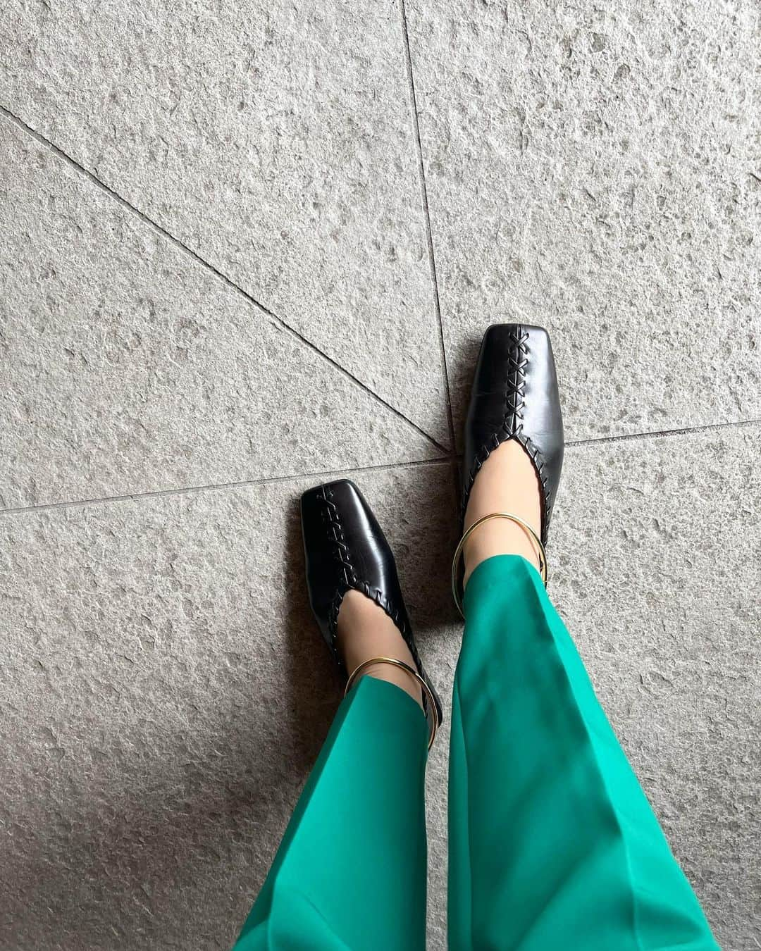 森麻季さんのインスタグラム写真 - (森麻季Instagram)「👣  やっと履けた #jilsander の靴　 足首の金具も可愛い  これまでお話してこなかったのですが 実は1月の出産直後から（出産の麻酔中もすでに右と左の感覚が違いました） 右足の膝から下、特に足首から足先にかけ麻痺と痺れが残り足の感覚もなく 産後2日間はベッドの上で動けずな状態 退院は歩行器と共に…でした  理由はいくつかに絞られているのですが まだ確定はしておらず そのあたりはまたいつかお話できるかな と思うのですが  時間が経過すれば、と言われ リハビリと整形外科に通っています まだ少〜し足を庇うように引きずっていますがぱっと見わからなくなるくらいまで 回復してきました  出産して嬉しいのに足に関しては突然のことに絶望感いっぱいで最初は気持ちの整理が全然つきませんでした このままだったらどうしよう？ ベビーが泣いていても駆け寄ることもできずワンテンポもツーテンポも遅れる… 家事だって全く出来ず 家族には本当に助けてもらいました  出産の入院中、 私と離れていて寂しかった3歳長男 待ちに待った退院なのに、ママがまさかのこんな状態 小さいながらも理解しようとしてくれ心配してくれて でも公園遊びさえ一緒にできずな日々で本当に可哀想でした ここ1、２週間でやっと外出も厭わずできるようになってきたのでそれが長男は嬉しいらしいです  『ママ　あしが　わるかったから あそべなくて　さみしかった』と言われた時には泣けました 本当にごめんねって  と不自由さとやり場のない気持ちと産後の気持ちの不安定さと予想もしない産後になりましたが振り返れるくらいになりました！ 車の運転も4月になればできるのでは？というところまできています  書き始めたら長くなっちゃいましたが 普通の靴が履けるようになったら履きたいと思って購入していました🥿  #ジルサンダー  #靴 #パンプス」3月30日 14時35分 - maki.mori_m