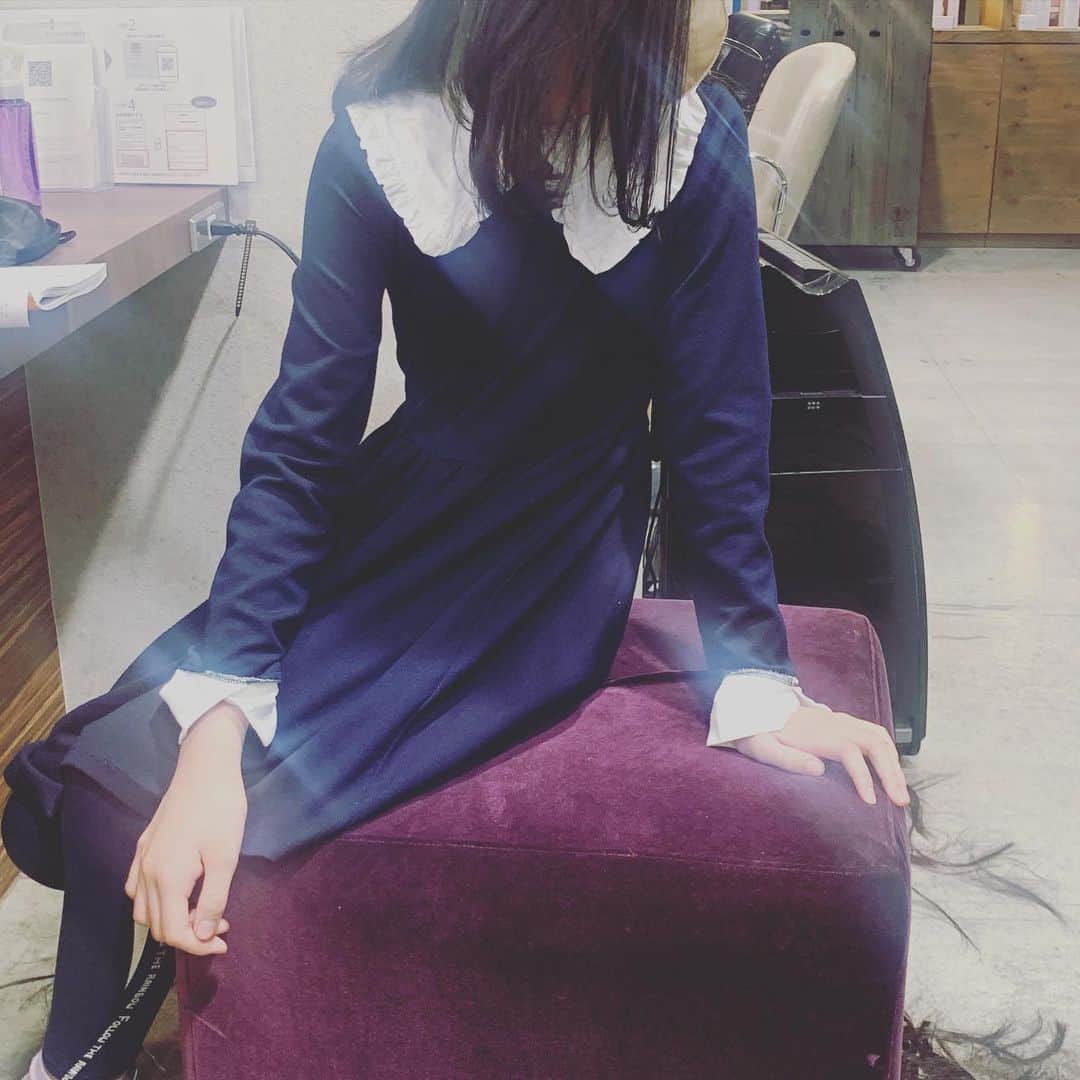 LiLyのインスタグラム：「ZARAの セレモニーワンピを 普段着にしてる娘。 子供たちがnavy着てると なぜか心が落ち着く私。w  10歳、 スーパーロングから セミロングへ💇‍♀️✨  #かーにゃコーデ #ザラ」
