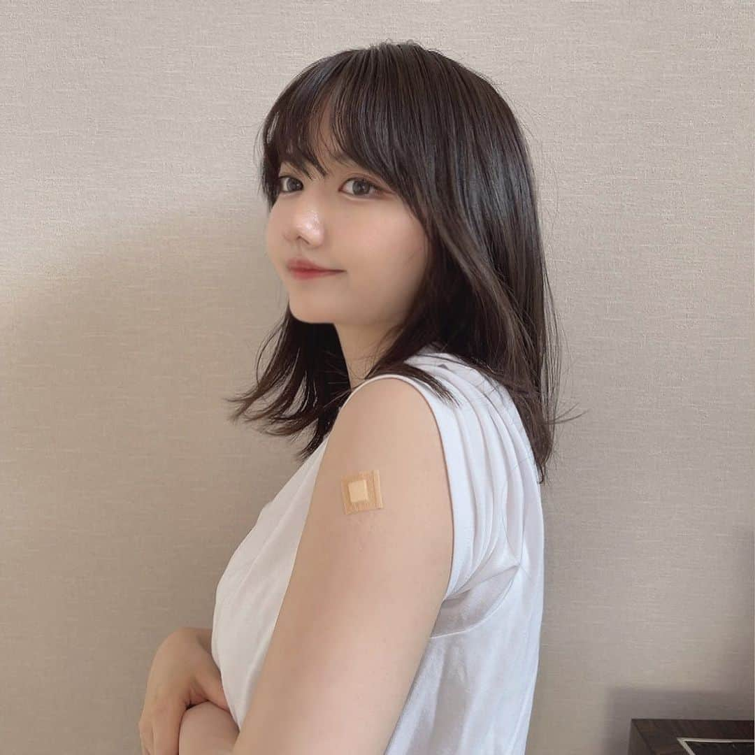 椎木里佳さんのインスタグラム写真 - (椎木里佳Instagram)「新型コロナワクチン接種(モデルナ)3回目完了しました！！！ 参考までに、モデルナ→モデルナ→モデルナです💉 3回目も副反応が強いと言われているので不安ですが、1回目2回目と同様、今後接種を検討する方の参考になるように副反応は気づいた点などまとめて発信していきます💡 現在接種から5時間、目立った副反応はありませんが、腕がだいぶ上がらないです🙄 . . . #ワクチン　#新型コロナ対策  #ワクチン接種　#モデルナ」3月30日 15時37分 - rikashiiki