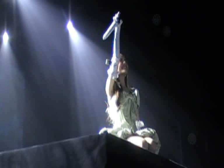 マディソン・ビアーのインスタグラム：「MADRID !!!!! thank u thank u thank u. opening night of the final leg n u blew the roof off <33」