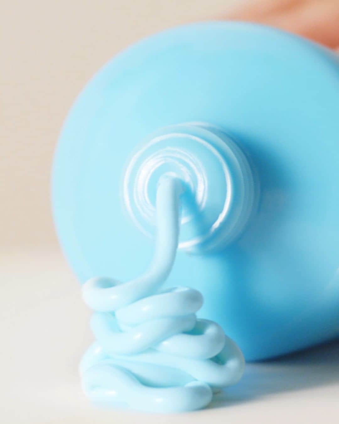Clarins Canadaのインスタグラム：「Here's the express moisture fix for thirsty skin: SOS Hydra Refreshing Hydration Mask!   Leave on for 10 minutes and gently smooth excess product onto skin, or remove with a cotton pad soaked in toning lotion. Drop a 💙 if your skin need it! __________ Voici le soin hydratant express pour les peaux assoiffées : le SOS Hydra Masque Fraîcheur Hydratant Intense !  Laisser le poser 10 minutes et faites pénétrer l'excédent du masque par massages légers, ou retirez-le à l'aide d'un coton imbibé de lotion tonique. Commentez un 💙 si votre peau en a besoin !  . . . #Clarins #SelfCare #Hydration」