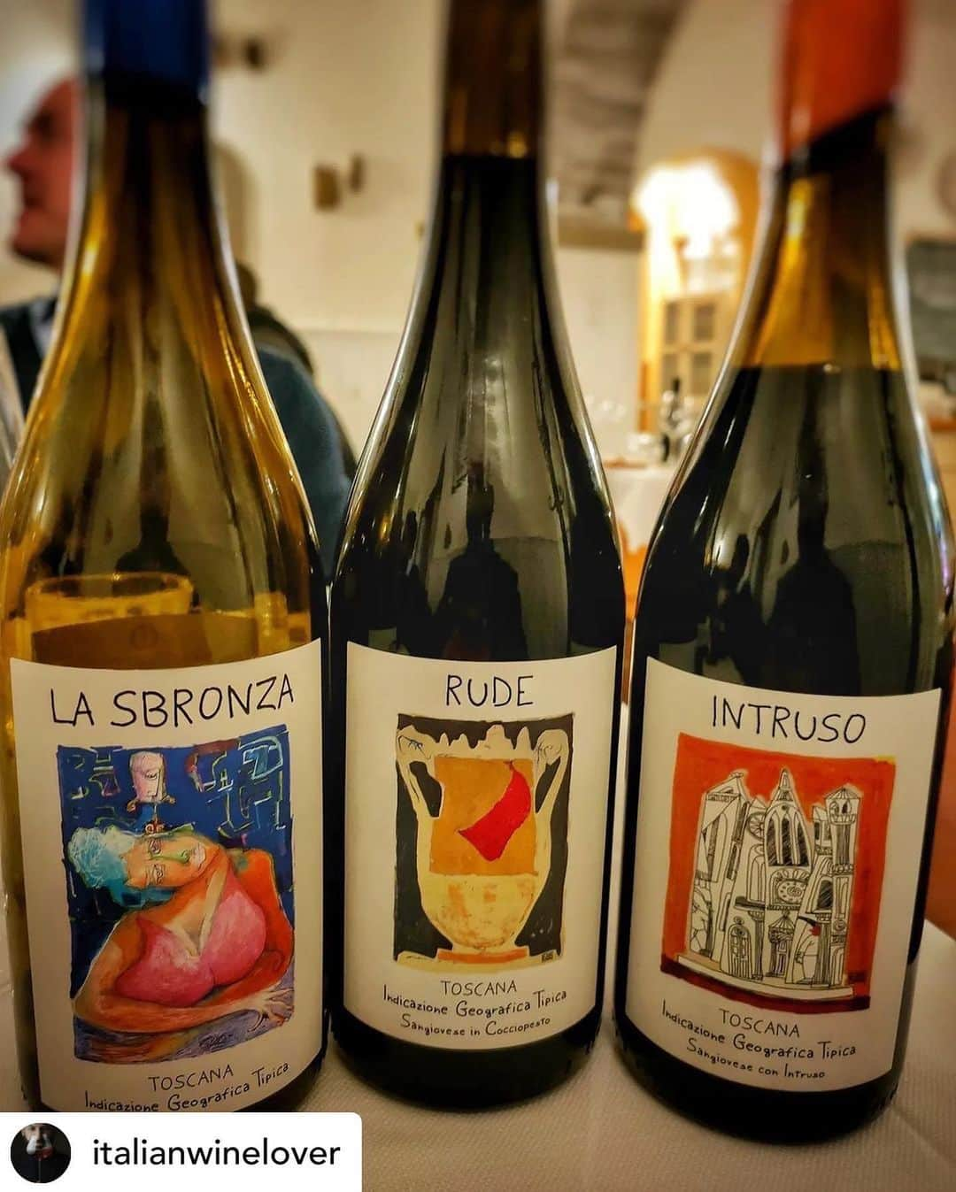 ダリオ・ダイネッリのインスタグラム：「Posted @withregram • contento ed orgoglioso !!!🤩🍷💪🏻 grazie @italianwinelover @cantinadainelli  Mai avere pregiudizi nella vita come nel vino. Un mantra per chi vuole approcciarsi a ogni realtà, a ogni vino e, soprattutto, a ogni produttore senza rischiare di farsi sfuggire la possibilità di meravigliarsi. È proprio quello che mi è successo ieri assaggiando i vini di Dario Dainelli (@dainored), in procinto di uscire sul mercato. Tre ettari di vigna tra Cerreto Guidi e il Giglio (0,38ha)  dedicati a varietà tipiche (Sangiovese, Malvasia Nera, Ansonica e Barsaglina). Un Ansonica ben ponderata nella vinificazione (10% di uve macerate 10gg) che ne esalta la solarità e la tessitura minerale decisamente marina; un Sangiovese con "intruso" (Malvasia Nera) giocato sulla piacevolezza e la versatilità, tra terra e mare; poi c'è il Rude, un Sangiovese con una buona percentuale di uve a grappolo intero che gioca con il suo nome stupendo per tridimensionalità e armonia delle forme, con una profondità ematica non comune e tannini fitti e fini. Grande vino!  Vini liberi dalle briglie di stereotipi e paradigmi classici ma netti, nitidi e tecnicamente ineccepibili, in cui ciò che per alcuni è moda e/o eccesso diviene strumento tecnico sapientemente dosato. Complimenti a Dario e al suo enologo @attiliopagli!」