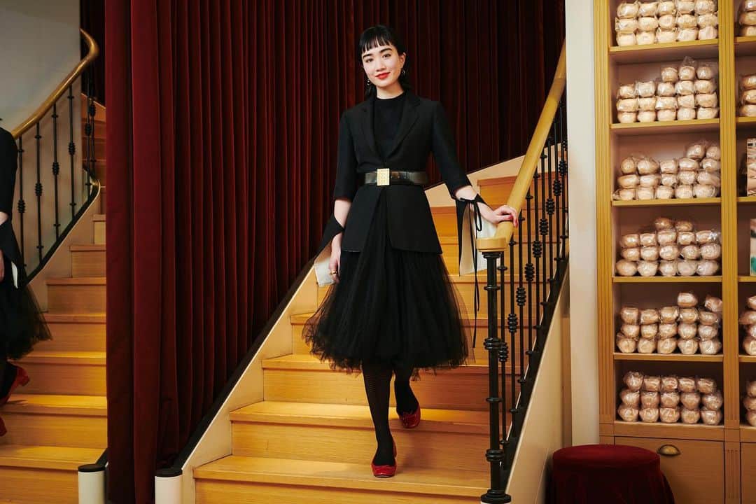 渡邉香織のインスタグラム：「Joyeux 75e Anniversaire @repettoparis @repetto_japan ❤️  ブランド創立75周年記念「My Repetto Story」🩰 気品やハンサムさ、そしてカラリとしたセクシーさなどさまざまな印象を与えてくれるRepettoシューズの魅力についてお話しさせていただいています。」