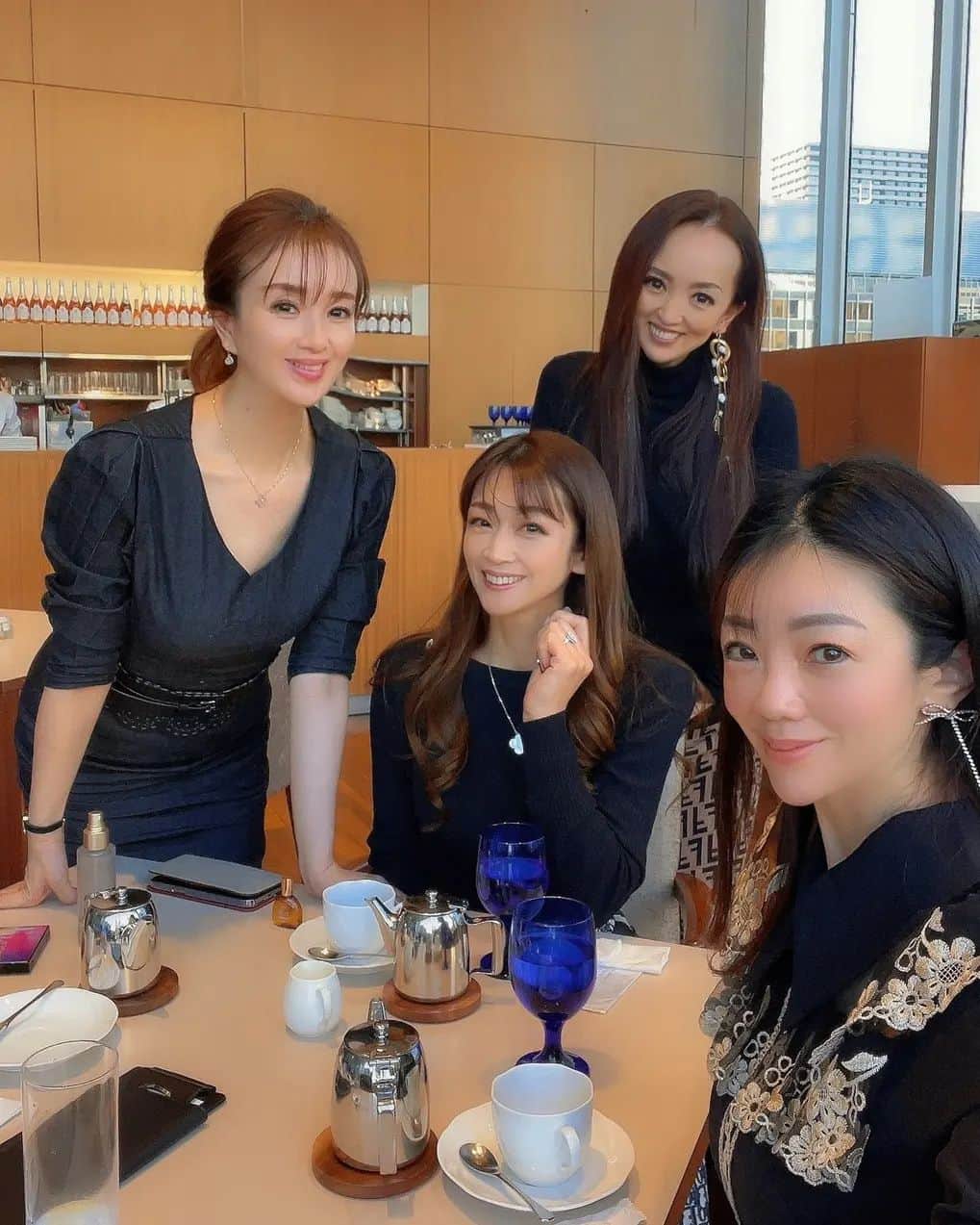今堀恵理のインスタグラム：「同年代の4人でリッツカールトン大阪で美女会😍  何時間でも喋れる✨みんな美し過ぎる💕  @ritzcarlton.osaka　『 花筐』で【懐石　琴コース】 お造り、組肴、黒毛和牛サーロインなど全8品の豪華なランチを食べて グランカフェに移動してコーヒー飲みながらいっぱい喋りました💕 楽しかった  #リッツカールトン大阪 #日本料理 #新年会 #美女」