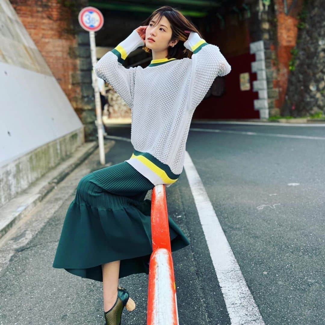 若月佑美さんのインスタグラム写真 - (若月佑美Instagram)「. 毎回衣装が可愛くて☺︎  なかなかプライベートでは Greenを着ることがないんだけど 深いカラーは実は大好き。 . #若月佑美」3月30日 10時21分 - yumi_wakatsuki_official