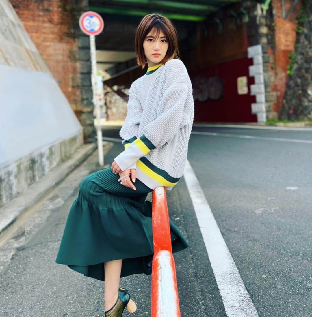 若月佑美さんのインスタグラム写真 - (若月佑美Instagram)「. 毎回衣装が可愛くて☺︎  なかなかプライベートでは Greenを着ることがないんだけど 深いカラーは実は大好き。 . #若月佑美」3月30日 10時21分 - yumi_wakatsuki_official