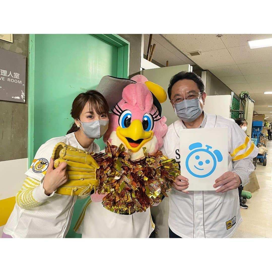のインスタグラム：「25日、ソフトバンクー日本ハム  パ・リーグ開幕戦、故郷・福岡で、 始球式をつとめさせていただきました。  BIGBOSSが打席に立ち キャッチしてくださるという ビッグサプライズ😂✨ 本当に真っ直ぐ投げられてよかった、、笑 お忙しい中教えてくださった 和田投手にも感謝です🙇‍♀️  ドームに行っていた小学生の頃の 自分に教えてあげたい！笑  今年も素晴らしいシーズンに なりますように⚾️✨  #始球式 #楽しかったー！！！ #ぬし先生 #ボールの握り方から教えてくれました  ※撮影時のみマスクを外しています」