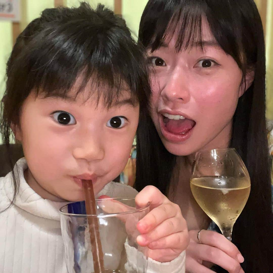 小田飛鳥さんのインスタグラム写真 - (小田飛鳥Instagram)「昨夜は六本木のかき心さんで華彩ななさんがお誕生日会を開いてくれました🎂 スペシャルゲストになんと、高校からの大親友が👭💕 ひかたんからも可愛い手作りクッキー頂いちゃいました🥰 舞台『シアワセ』で出会い、また何度も幸せを感じる事が出来る素敵な関係です☺︎ #かき心 #華彩なな さん #お誕生日会 #かき心マサさん もありがとう💖」3月30日 10時35分 - asuka_oda_0320