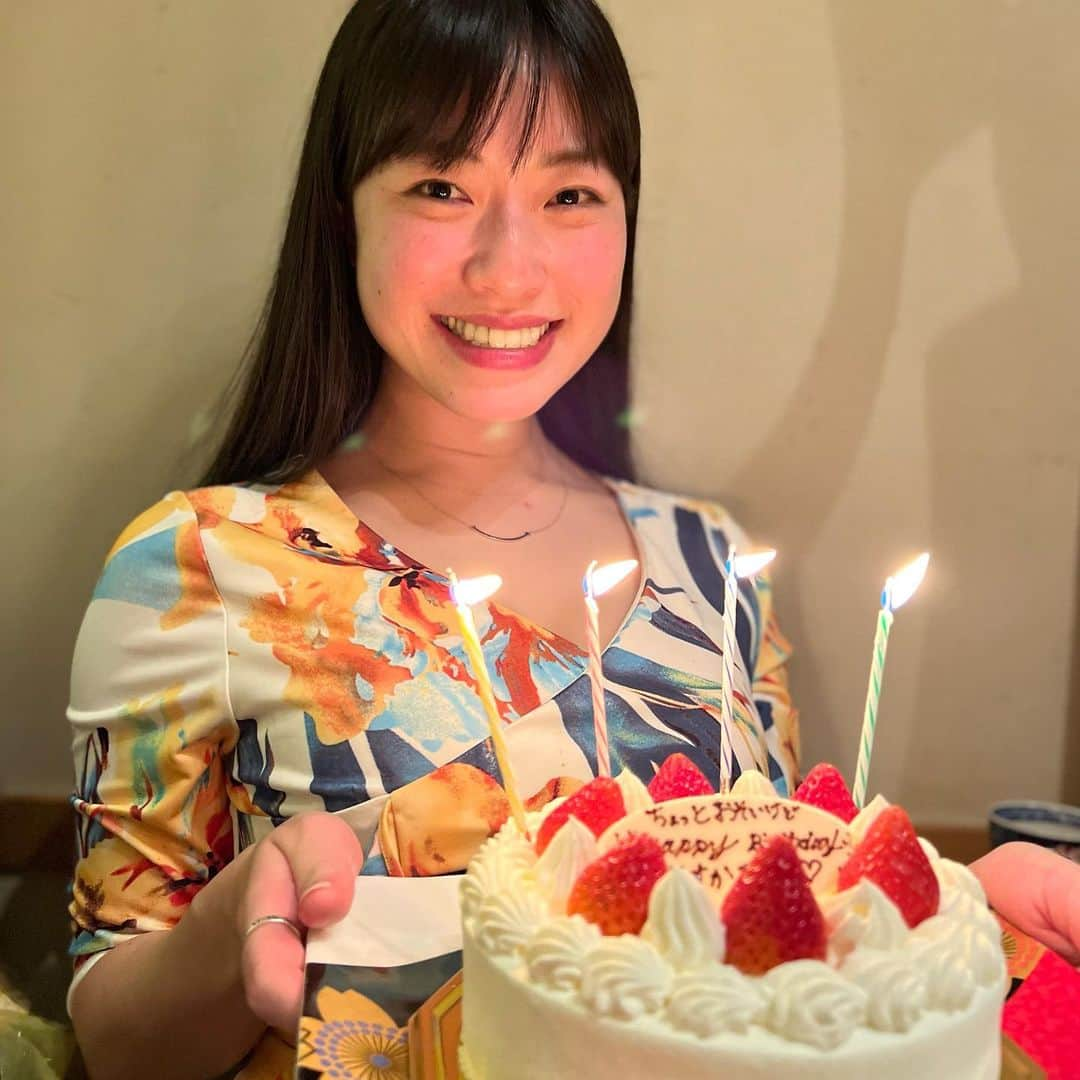 小田飛鳥のインスタグラム：「昨夜は六本木のかき心さんで華彩ななさんがお誕生日会を開いてくれました🎂 スペシャルゲストになんと、高校からの大親友が👭💕 ひかたんからも可愛い手作りクッキー頂いちゃいました🥰 舞台『シアワセ』で出会い、また何度も幸せを感じる事が出来る素敵な関係です☺︎ #かき心 #華彩なな さん #お誕生日会 #かき心マサさん もありがとう💖」