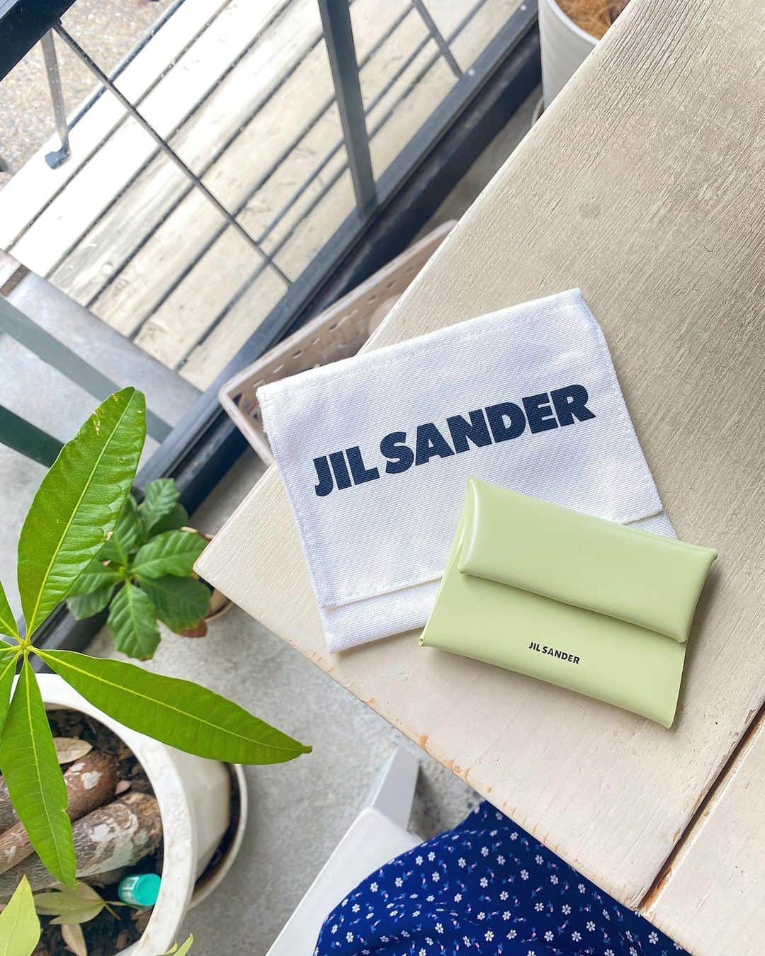 黒田りさのインスタグラム：「🫣💚🌼  名刺入れ見たいと言ってくれたから🌿 ほんとはコインケースらしいんだけど、 カードもすっぽりおさまるサイズ！  黄色にみえる？黄緑にみえる？ 新しい名刺も作成中です🫡💫 春からも素敵な出会いがたくさんまってますように〜⋆｡˚✩  #jilsander #coincase #cardcase」