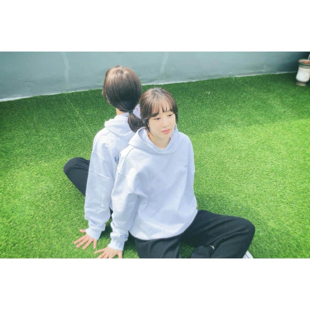 チョン・リョウォンのインスタグラム：「. 거울아 거울아 왜 안따라해 🤣🤣🤣 . avec @lyri_hwa」