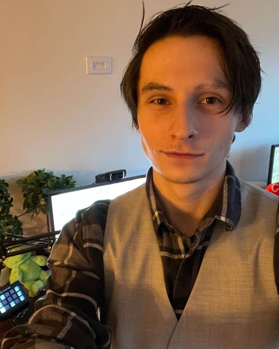 ジャレッド・スコット・ギルモアのインスタグラム：「Surprise I am live now on Twitch for the launch of Genshin Impact patch 2.6, we’re gonna be doing a bunch of summons for Ayato! If you love Genshin and like watching wishes come hangout! Thanks for supporting the stream! Link in bio! #Twitch #Stream #genshinimpact #ayato #return #onceuponatime」