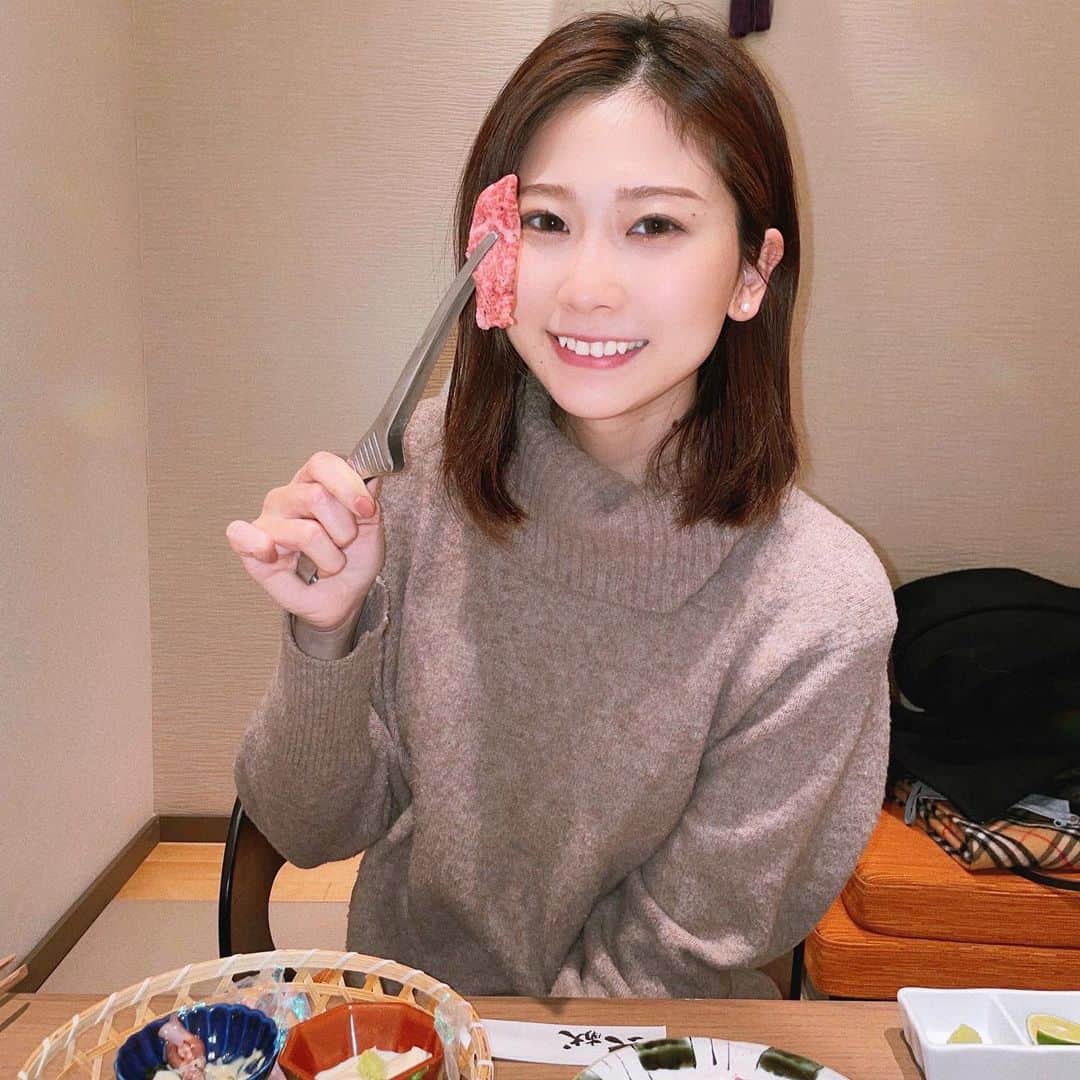 塩野響子のインスタグラム：「⠀ ななちゃんと念願のすき焼き🤤💜 個室だしめっちゃよかった◎ ⠀ ⠀ #ふたりともホタルイカの虜に #おっさんかな #全部美味しすぎたんだけろ #けろけろ🐸 ⠀ ⠀ #品川 #六献品川 #品川グルメ  ⠀」