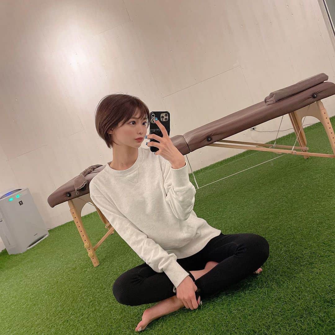 のインスタグラム：「骨盤歪みやばい！首やばい！肩緊張してる！色々やばーーーーいって感じでした😃✌️笑 · 本当は月2回くらいのペースでいけたらいいんだけど、気付いたら１ヶ月たってるんだよねぇ😮‍💨しっかりケアしないとね😮‍💨 · きょーへーさん @kyohei_neomelife 技術もすごいけど、話のネタの豊富さもすごくて すべらない話1000億個くらいもってるから施術中にすべらない話してくださいって聞いてみてね🥵 @neome_life 広尾店 · · · · · · · · ·  #頭蓋骨矯正 #睡眠改善 #ネオミーライフ #整体 #ストレッチ #広尾 #美活 #美容 #綺麗になりたい #姿勢改善 #レギンス #美しい女性 #足 #脚 #足裏 #首こり #肩こり解消 #美姿勢 #姿勢矯正 #ストレートネック #頭痛改善 #ショートヘア #ショートカット #ショート女子 #長身女子 #beauty #beautiful #japanese  #stretch #sports」