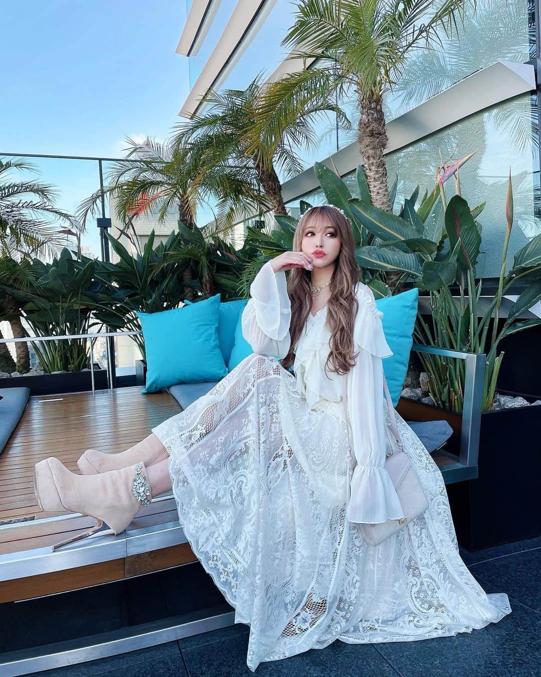 のインスタグラム：「やっぱり真っ白コーデって女の子らしくて好きだなー☺️🌸 トップスとスカートは、全く別なんだけど、ワンピースっぽく合わせるのが好き💕 このスカートまじで使い回ししやす過ぎて神✨✨✨ この写真では、白っぽく見えるけど、若干ベージュです🥰❣️ さてさて今日は【 @riina_couture 】の撮影ですん🙋‍♀️ 腫れて良かった☀️ しかし毎日花粉ヤバ過ぎる🙄 今回の花粉は、私喉が1番痒いかも🤔辛 みんなはどこがやられてますか？ ちなみに薬はコンタック鼻炎用カプセルっていう白と水色のカプセルのやつが1番効く💊 むしろそれ以外効かない😢 でもこれ本当にキツいやつだから、本当に酷い人にはオススメだけど、病院で処方される物や、アレグラとかで効く人はそっちをオススメします🙋‍♀️ 注射も迷ってるけど、やってる人居ます？？ 情報求む🙇‍♀️  #ootd#code#codenate#コーデ#全身コーデ#ワンピース#ツーピース#スカート#レーススカート#デートコーデ#白コーデ」