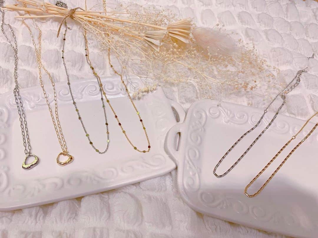 3COINS lN LUMINEのインスタグラム：「こんにちは☀️  3COINS ルミネ大宮店です‼︎  今週は新商品の『ネックレス』が入荷致しました🌼  ・イビツモチーフショートネックレス　SV / GD ・チェーン切替ショートネックレス　SV / GD ・デザインチェーンショートネックレス　SV / GD  各種¥300（税込¥330）  他にも新商品多数入荷致しております😊  ぜひ店頭にてご覧下さい‼︎  皆様のご来店お待ち致しておりますo(^-^)o  #3coins #スリコ #スリーコインズ #シルバー #ゴールド #ネックレス  #ルミネ大宮」
