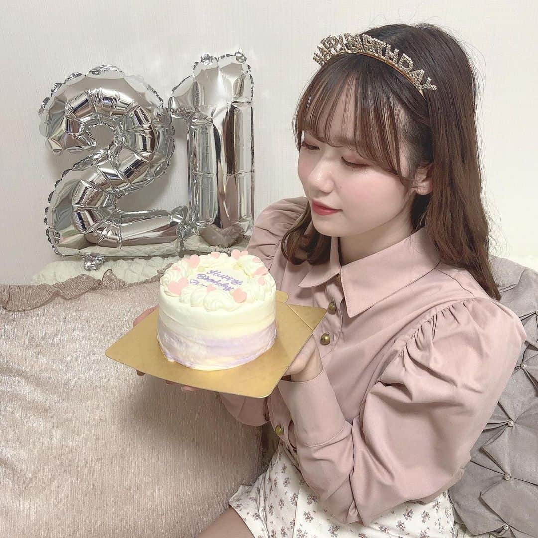 服部有菜さんのインスタグラム写真 - (服部有菜Instagram)「. 21歳になりました🎂🤍 . . #誕生日 #誕生日ケーキ #センイルケーキ」3月30日 13時24分 - yuna__0330.48