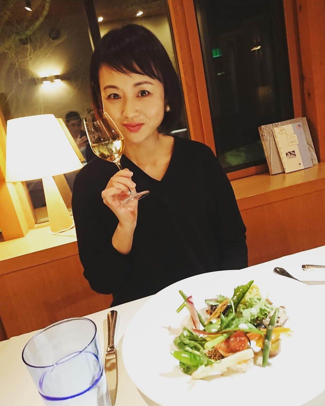 中島静佳のインスタグラム：「北海道、真狩村のマッカリーナ 18年ぶりに行くことができました。お野菜たっぷり、素材を活かしたフレンチを頂きました^_^幸せ時間でした♪」