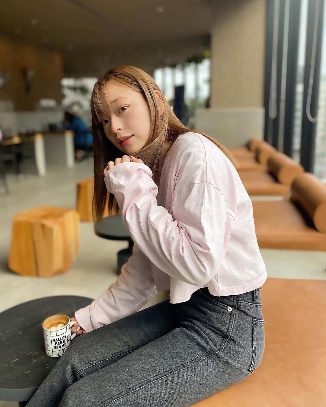 Yuuki mimuraのインスタグラム：「🦩🤍✨  . 朝活☺️🤍 春なのでピンク🌸“  甘くなりすぎないよう、 ブラックのデニムで👖🖤  シルエットがとっても綺麗なので お気に入りです🤍  . #朝活#宮下パーク#miyashitapark  #カフェ#カフェ活#渋谷#渋谷カフェ #ootd #コーデ#ピンクコーデ #デニム#デニムコーデ」