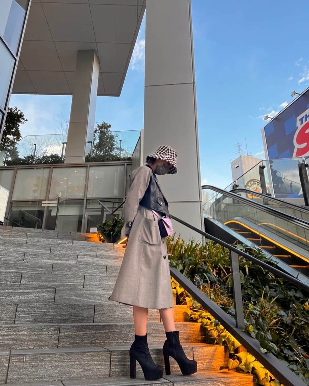 のインスタグラム：「shopping day.☁*  photo by @momo.booo   早く暖かくなってピクニックしたい🎈⸒⸒   とかいう 女の子になりたかったナ🥱･° ww」