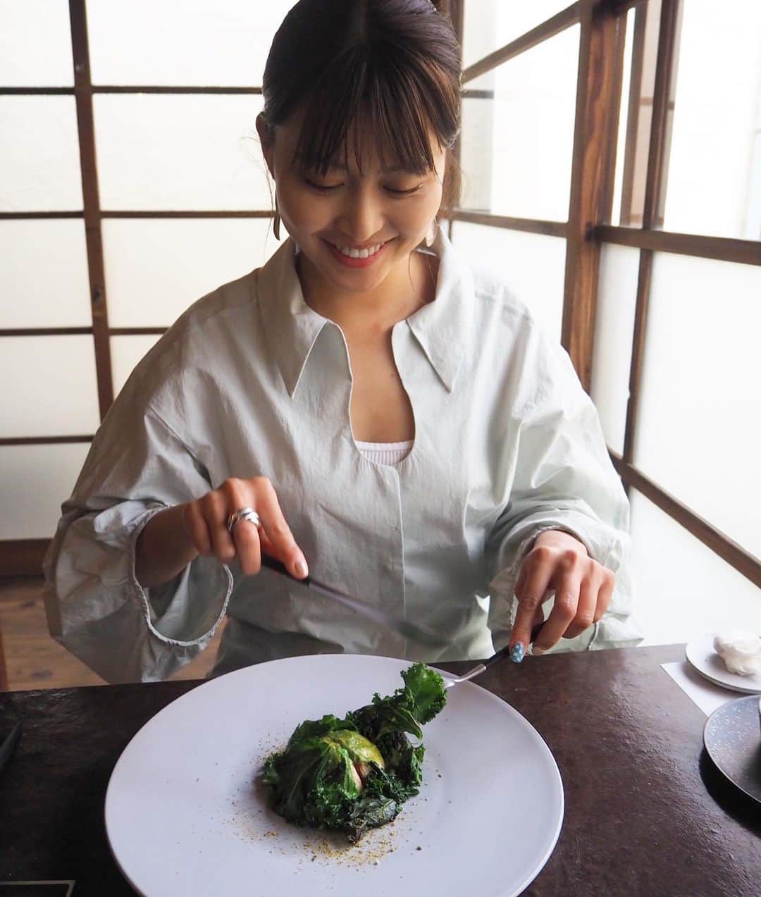 三原勇希さんのインスタグラム写真 - (三原勇希Instagram)「ランチするために鎌倉へ🍃  4/1に、鎌倉の小町にオープンするレストランとショップ「enso」。  私も愛してやまないコスメブランド、 @osaji__ が新たに始めるレストランです。肌に触れるものだけでなく、食や経験を通してすこやかな「美」を追求することに共感します。  鎌倉野菜を中心に味わう季節のランチコース。素材の味を生かしたモダンフレンチに、出汁や発酵といった和の要素がきいていてどれもとても美味しかった😌 酒粕のパン毎朝たべたい…！  オサジのショップと、好きな香りを調香できる専門店も併設。ここ( @kako_osaji )で作ったルームスプレーも愛用してます。元は置屋だという空間も素敵で、わざわざ足を運びたい場所でした！  @enso_osaji」3月30日 23時46分 - yuukimeehaa