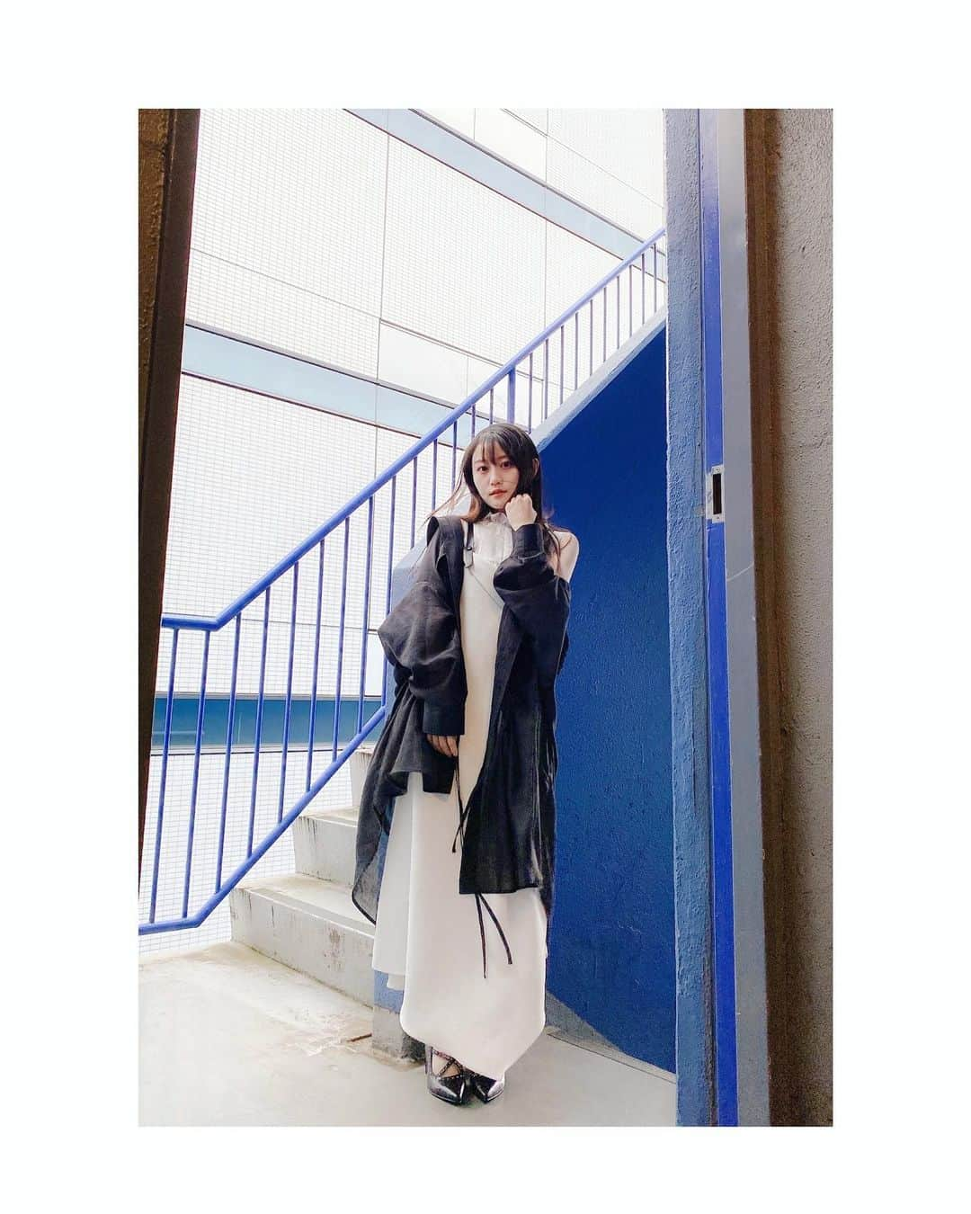 小倉唯さんのインスタグラム写真 - (小倉唯Instagram)「ここまでモードなお洋服は、 とっても新鮮でした。。(*´ `*) ロングインタビューも、 素敵な内容ですのでぜひ〜♪  本日発売 #VB さん オフショット🤍 #coordinate #モード系 #fashionstyle」3月30日 23時47分 - yui_ogura_official