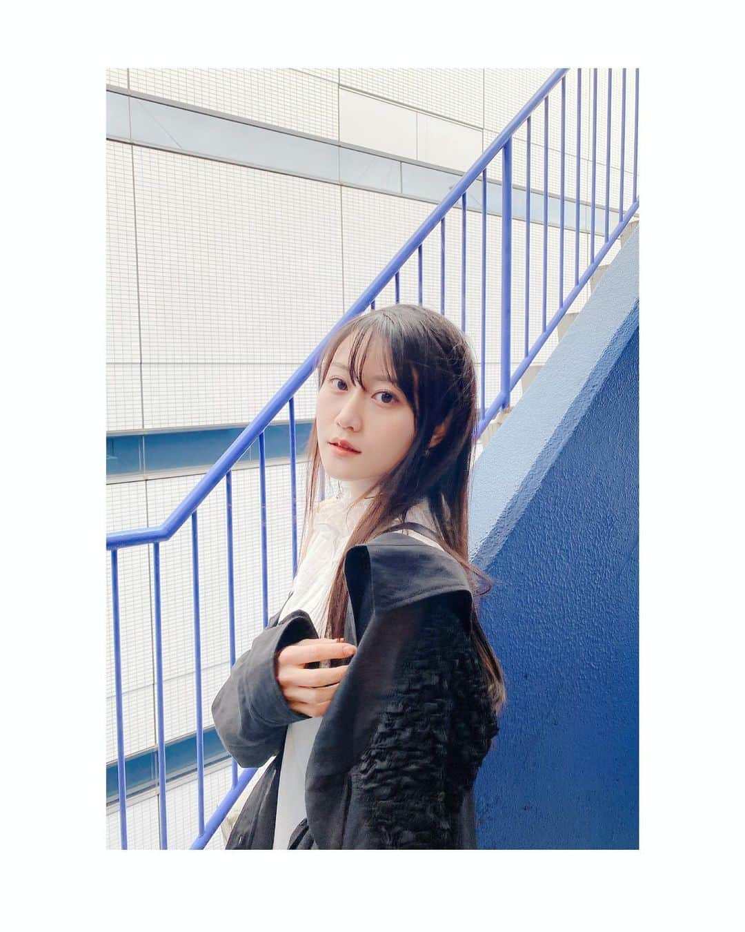 小倉唯さんのインスタグラム写真 - (小倉唯Instagram)「ここまでモードなお洋服は、 とっても新鮮でした。。(*´ `*) ロングインタビューも、 素敵な内容ですのでぜひ〜♪  本日発売 #VB さん オフショット🤍 #coordinate #モード系 #fashionstyle」3月30日 23時47分 - yui_ogura_official