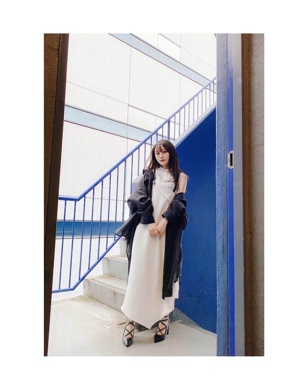 小倉唯さんのインスタグラム写真 - (小倉唯Instagram)「ここまでモードなお洋服は、 とっても新鮮でした。。(*´ `*) ロングインタビューも、 素敵な内容ですのでぜひ〜♪  本日発売 #VB さん オフショット🤍 #coordinate #モード系 #fashionstyle」3月30日 23時47分 - yui_ogura_official