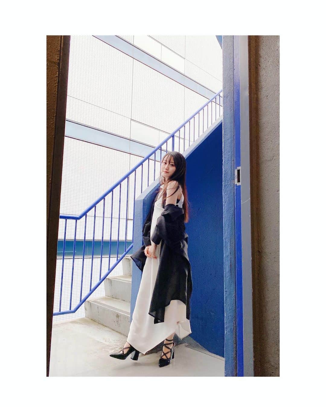 小倉唯さんのインスタグラム写真 - (小倉唯Instagram)「ここまでモードなお洋服は、 とっても新鮮でした。。(*´ `*) ロングインタビューも、 素敵な内容ですのでぜひ〜♪  本日発売 #VB さん オフショット🤍 #coordinate #モード系 #fashionstyle」3月30日 23時47分 - yui_ogura_official