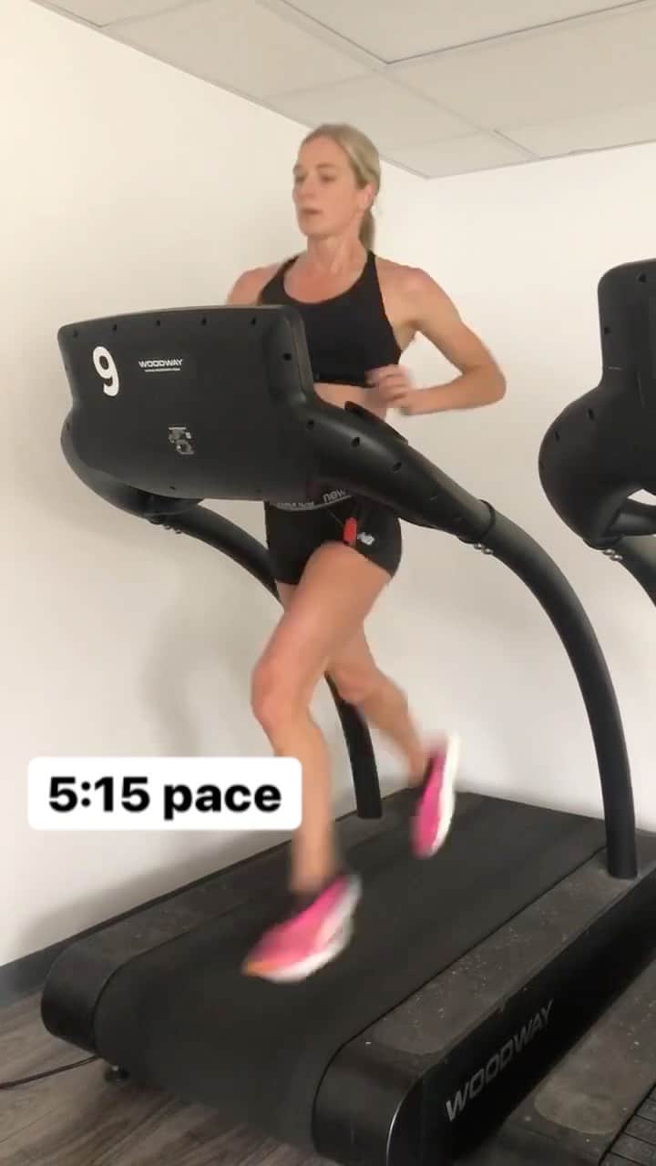 エマ・コバーンのインスタグラム：「Progression run on the treadmill 🤙🏻 also am I the only one who runs with the lights off and listens to an audio book to stay relaxed in the first half of treadmill workouts? lol #longrun #progressionrun #workout」