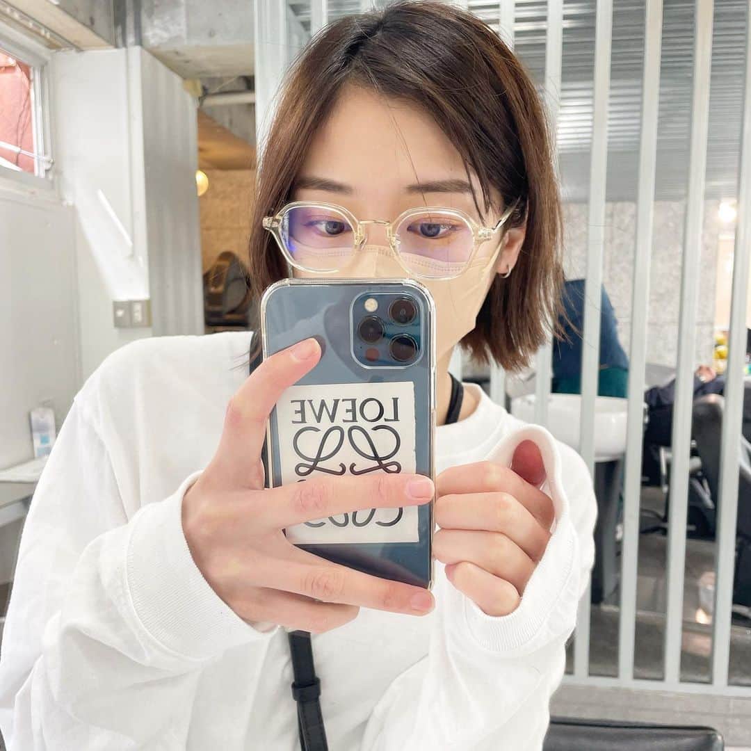 佐藤 渚のインスタグラム：「最近はメンズカットで刈り上げとクリームパーマが多いので、 目の安全ように👓　  可愛いメガネたくさんほしい  #コーデ　#白コーデ　#クリアメガネ」