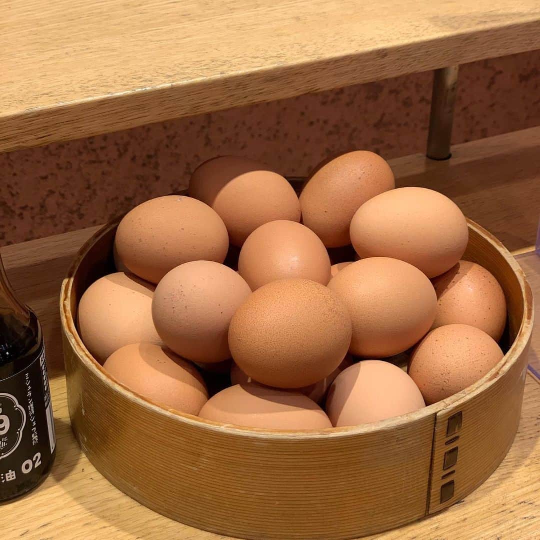 吉川ちかさんのインスタグラム写真 - (吉川ちかInstagram)「福岡へ帰る前に お気に入りの卵かけご飯専門店へ🥺💓 羽田空港国内線ターミナルにあるの！！  卵はうちのたまごを使用🥚 このたまごは安心・安全なだけではなく、卵殻・卵黄を 五ッ星級までグレードアップした高級褐色卵らしい✌️💕  美味し過ぎてオカワリしちゃった🥱💓  #卵かけご飯専門店#卵かけご飯#たまごかけごはん#赤坂うまや#赤坂うまやうちのたまご直売所#シンプルイズベスト」3月31日 0時55分 - yoshikawachika_1116