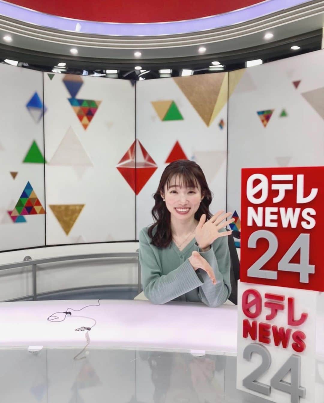 加田晶子さんのインスタグラム写真 - (加田晶子Instagram)「【ご報告🍀】 昨日、無事に、6年間担当させて頂いた日テレニュース24を卒業致しました。 学びの多いとても濃い6年でした🌸  地震や大雨などの災害、事故、火事、海外の出来事、本当に様々なブレイキングニュースをお伝えさせて頂きました。心が傷む出来事も多く、辛くなったことも多々ありました🐢いつも反省ばかりでしたが、とてもやり甲斐のあるお仕事でした。  皆様に支えられ、何とか６年やってこられたと思います😌皆さま、ありがとうございます❤️ 周りの方々に恵まれ、とても居心地が良かったので卒業するのはとても寂しいですが、気持ちを新たにまた頑張ります！  このお仕事はこれからも続けていきますので、温かく見守って頂けますと幸いです🧸🍀  写真は載せきれなかったので、またゆっくりアップしていきます♪しばらくお付き合い下さい🤡  #日テレニュース24 #日テレnews24 #アナウンサー #フリーアナウンサー#女子アナ #ニュースキャスター#ニュース番組 #卒業#フリーランス#出会いと別れ」3月31日 0時55分 - accoo.k