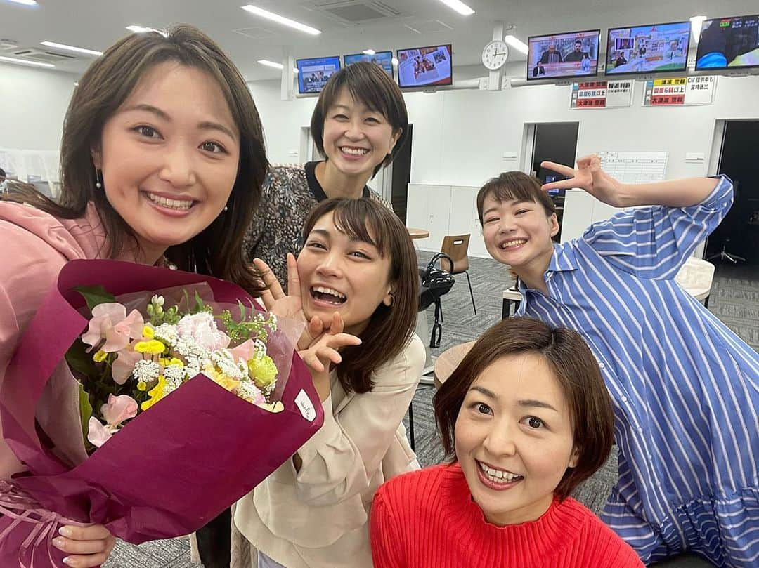 西口真央さんのインスタグラム写真 - (西口真央Instagram)「広テレ女子アナで📷🌸  馬場さんには入社時から丁寧に育てて頂きました😢 ナレーションやニュース、番組、私の担当するもの全てチェックをしてくださり、アドバイスをしてくれました🥺 飾らない、優しい人柄が大好きでした。  西名さんは、アナウンス部をパッと明るくしてくれて、SNSなどアナウンス部をまとめてくださいました😌 いつも笑顔が素敵な先輩でした🌻  有田さんとは、犬の話ばかりしてました🐶🤍青学駅伝話もよくしました🌟私がボケたらノリ良く一緒にボケてくださったり、いつのまにかあーりーと呼ばせてもらっていました😘  木村ちゃんはとにかく真面目な後輩！仲良くしすぎて、最近はプライベートではほぼタメ語😜そういう所が可愛くて、私のどんなボケにもナイスつっこみをしてくれました😂 あ！あとめっっっちゃ泣き○😝🤍  一緒に写真は撮れなかったのですが 糸永さんには沢山アドバイスを頂きました。いつも気にしてくださり、小さなことから指摘してくれました🥺お洋服もおしゃれで憧れの先輩です🤍  広テレ女子アナメンバーになれて良かったです//// またお会いしましょう😌  #女子アナ　#広テレ」3月30日 16時26分 - maaaaaaaoo_1003