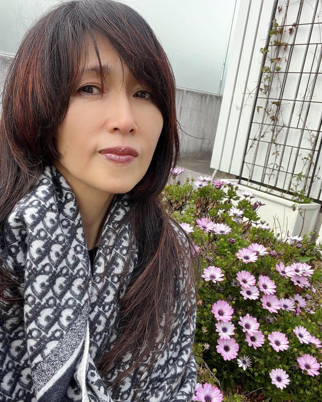 工藤静香さんのインスタグラム写真 - (工藤静香Instagram)「午後数時間必死に草むしりをしました。ご褒美のお外でのハーブティーは寒すぎて中止。笑  本当に草むしり大変ですよね😂」3月30日 16時37分 - kudo_shizuka