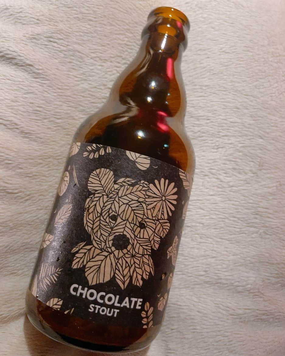 七海さんのインスタグラム写真 - (七海Instagram)「#ベアレン醸造所 の #chocolatestout 🍫 ・ ラベルがくまちゃんでとってもかわいい🧸 ・ 香りはめちゃチョコレートなのだけど お味は深みのある濃ゆいスタウトで美味でした🍺 ・ ・  #ビール女子 #beer #ビール #クラフトビール #craftbeer #stout」3月30日 16時53分 - nanami_bwmg