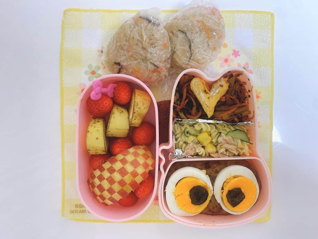 熊田曜子さんのインスタグラム写真 - (熊田曜子Instagram)「My daughter's lunch box.  娘がスクールのイベントに参加するため お弁当を作ったよ🍱  #お弁当　#弁当　#lunchbox #イベント　#ハンバーグ　#目玉　#ゆでたまご #玉子焼き　#マカロニサラダ　#人参とじゃがいものきんぴら　#炊き込みご飯のおにぎり　#りんご　#いちご　#バナナ」3月30日 17時50分 - kumadayoko