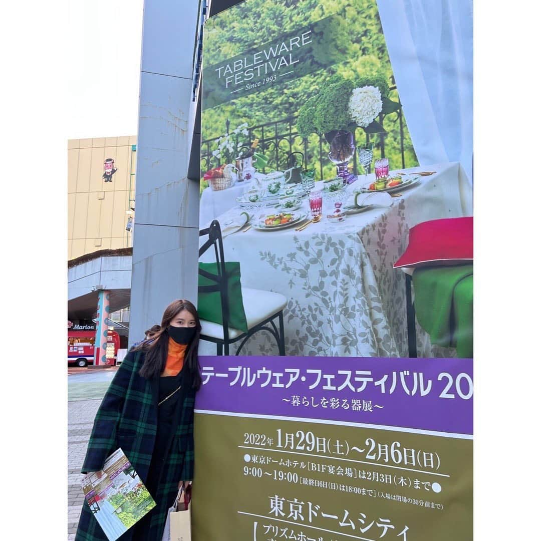 土屋太鳳さんのインスタグラム写真 - (土屋太鳳Instagram)「そして コメントを読んでいて おおっ！と思い出したことが…💡 今日は連続テレビ小説「 #まれ 」の 初回放送日だったのですね😳✨✨ 2015年だったので、ちょうど7年前🤔 凄い！生まれた赤ちゃんが小学生、 10歳だった人は17歳になる月日です💡 私は20歳だったので27歳に☺️ . そんなに長い月日なのに 今も愛し続けてくださっている方々や こうやってコメントに 書いてくださるかたもいて 本当になんてありがたいんだろう😭🙏✨✨ . その御礼に、というか 本当はもっと早く載せるつもりが 慌ただしくて今になったのですが、 今年、2年ぶりのリアル開催となった #テーブルウェアフェスティバル に 伺った時の写真を😊🫖🍸🥢🍽 よく見ると後ろにターフィーくんもいる🐎🍀 . 私が初めて参加したのが2020年、 コロナ禍が始まる直前でした。 今回もオンラインや会場を分けての展示など 様々な工夫によって行われていて、 本当に本当に本当に楽しかった…！！！ ギリギリで伺えたので 飛び回るようにして見て回ったのですが、 今年購入させていただいたものも ゆっくり載せていけたらなと思います🥰 . まず最初はもちろん！！！ 「まれ」でお世話になった #輪島塗 #塗師屋 #大崎庄右エ門  #大崎漆器店 ✨✨✨ 大崎さんも女将さんも お変わりなくかっこよくて素敵で…✨✨✨ そのまんま #能登 に行きたくなりました😭 . 今回のリアル開催に参加なさるには 大きな大きな覚悟をなさったとのこと。 経済を止めない、と 言葉にすれば短いけれど その中にどれほどの覚悟やリスクがあるかを 思い知った時間でもありました。 . 7年前に「まれ」を楽しんでくださった たくさんの方々の中にも 能登に行きたくても行けない！と 長く我慢をしている方々が多いと思います。 私もその一人です😢 横浜にはちょこちょこ行けているのですが… 祭りや #白米千枚田や #塩田や #朝市、 そして #間垣 や #キリコ 、 懐かし過ぎる…本当に行きたい。 また行ける日が来ますよう 心から心から心から願ってます🙏🙏🙏 それまで 不退転で踏んばれますよう🍀」3月30日 17時46分 - taotsuchiya_official