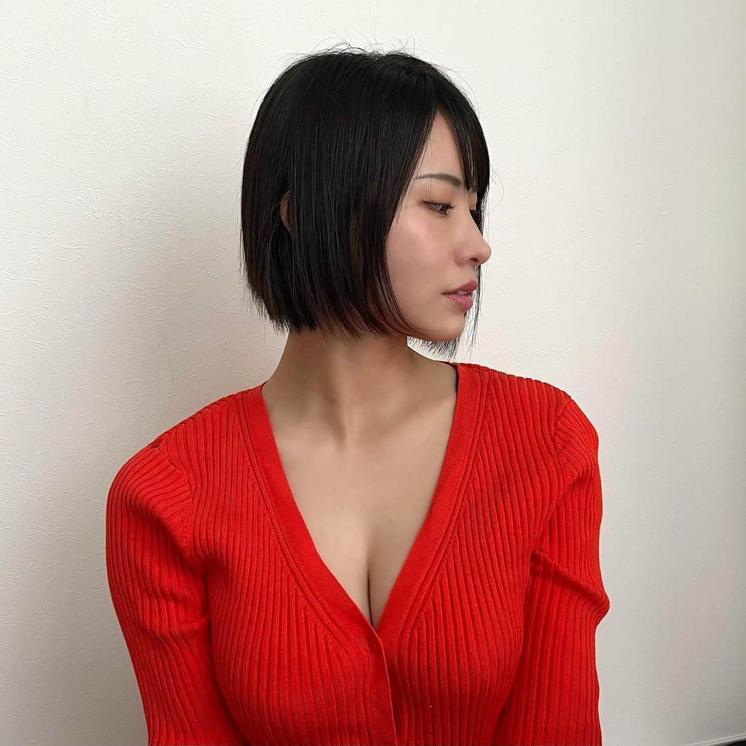 せりなのインスタグラム：「珍しく横顔shot🥰 この前毛先整えてきた！！！  週末何する？？？ お花見とか行きたいよね🍡🌸  #野球お姉さん #グラビア  #棒球 #バッセン #野球女子 #サウナ #サウナー　#ミーグラム #ミーミューズ #サウナ女子 #fyp #웹화보#섹시#바니걸#모델 #sauna  #hotasian#sexy#hotgirl#그라비아 #チワックス #パピー」