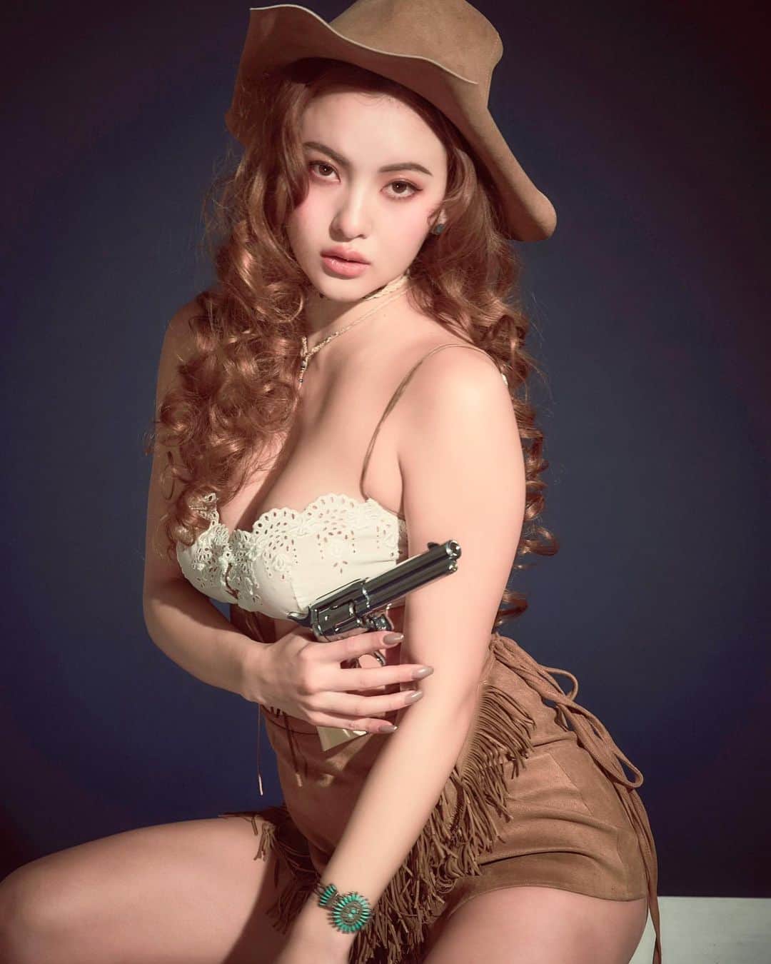 CYBERJAPAN Staffのインスタグラム：「KARENが出演しているピンナップガール写真集、受付終了直近！！ 初回限定版でカレンを表紙に出来たり、メイキング映像が付いてきたりと、絶対お得❣️  明日の 31 日いっぱいで受付終了です！  📕👉 https://shycompany.stores.jp/items/61ef845881dbb57a1eb1a0e5  5 月 15 日発売のレトロなピンナップグラビアの集合写真集『PIN-UPGIRL SELECTION』初回予約特典付きは明日締め切りです❣️  #CYBERJAPAN #サイバージャパン」