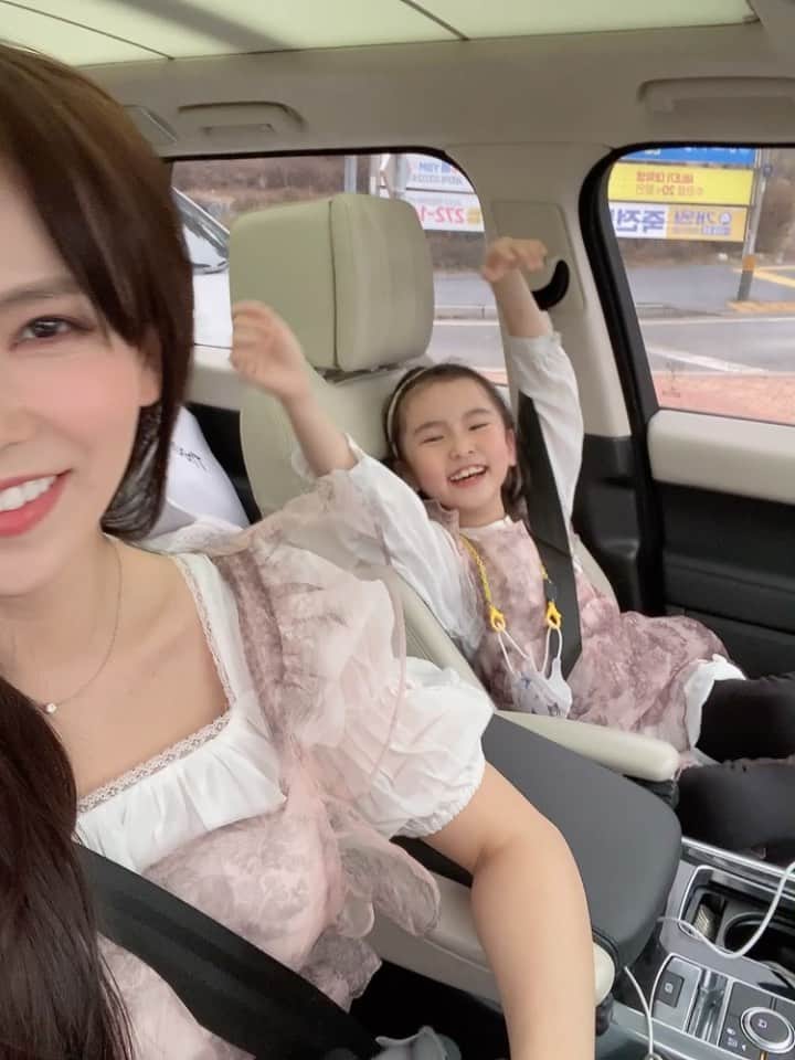 キム・ジウのインスタグラム：「. . 차 안에서 아빠 기다리던 중 음악에 심취하신 김루아나리 양🤩 졸린 것 같은데… 괜찮니 너..??? . .」