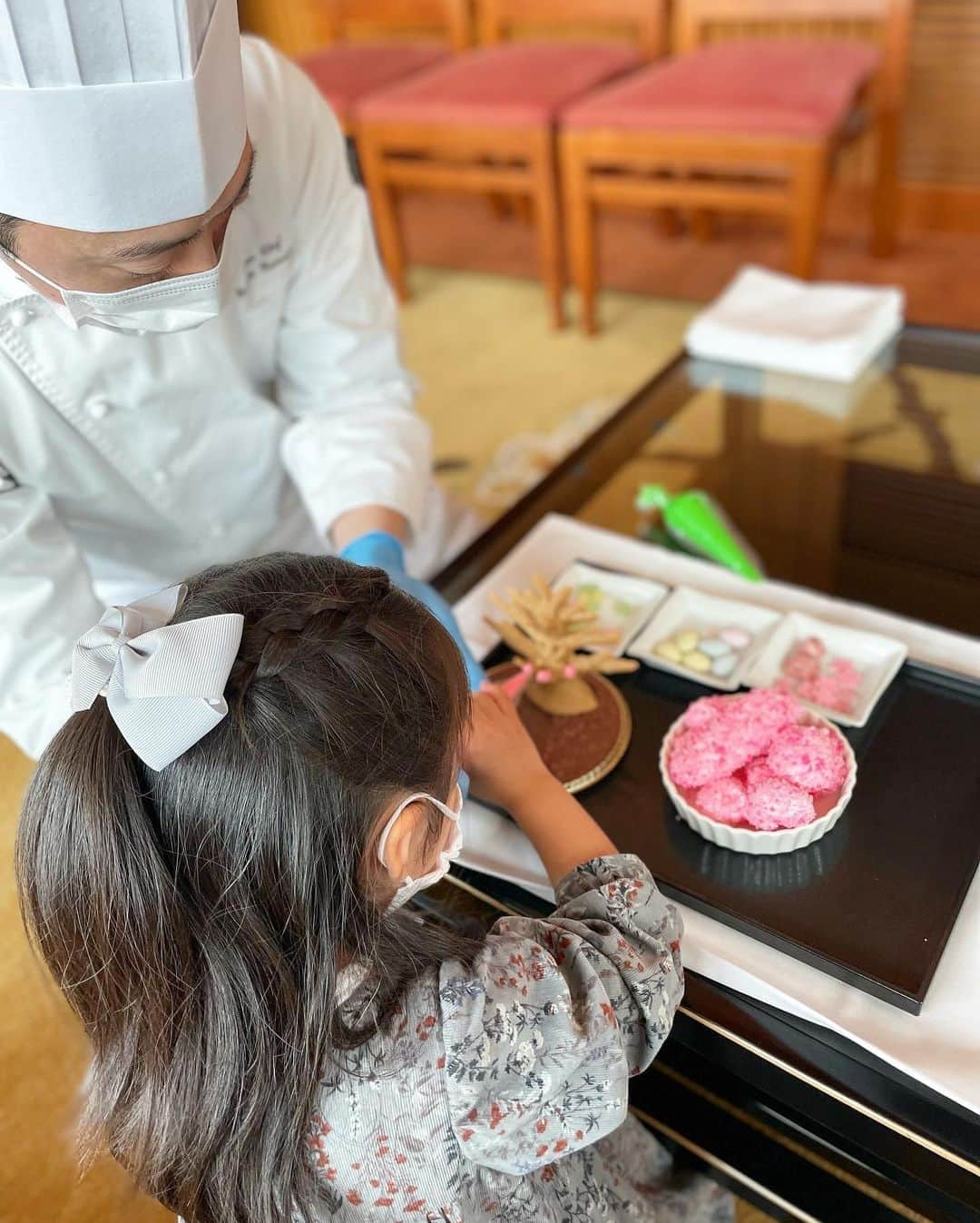 川人未帆さんのインスタグラム写真 - (川人未帆Instagram)「・ @thepeninsulatokyo のキッズデコレーションクラス。 宿泊プランが、 デコレーションクラス、桜のモクテル作り、ランチボックスを届けて頂いてピクニック、この3つから選べるプランだったのでデコレーションクラスを🌸  クリスマスのヘクセンハウスと同じようにパティシエの方が丁寧に教えてくださいました✨ マシュマロで作った桜の花をチョコレートの枝に刺して、桜の木を作りました😚🌸  娘も楽しんで(7枚目は完成したときのバンザイ🙌)、宿泊してる部屋に飾りました😚🌸✨」3月30日 18時00分 - miho0319kawahito