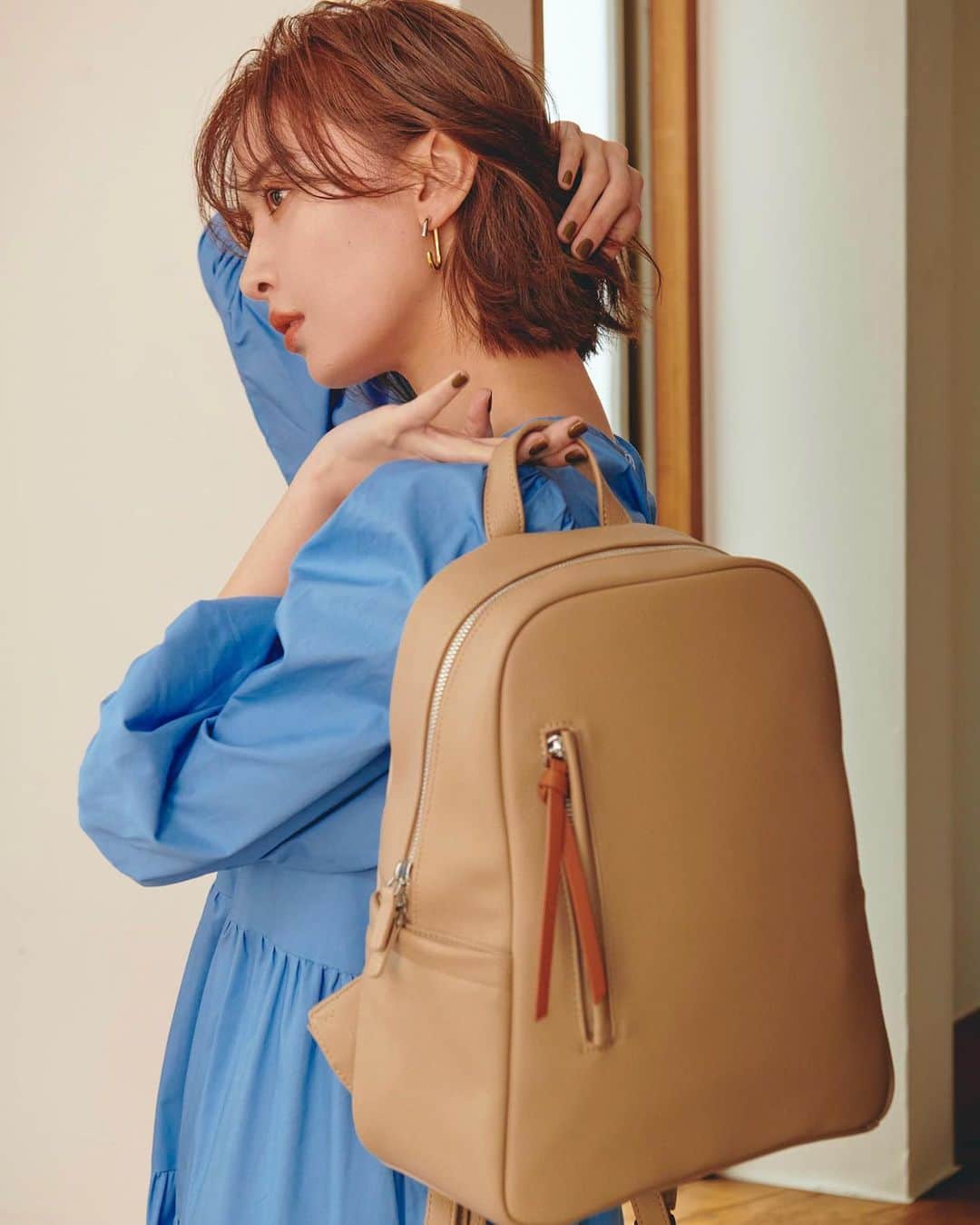 ソンイのインスタグラム：「🌸情報解禁🌸  この度、私がプロデュースしているライフスタイルブランド @swu__official から 4月6日21時〜に新作が発売されます🔥  新作はリクエストが多かった待望のリュックで、 約1年かけてスタッフ一同でこだわって制作したのでやっと皆様にお届けできる事がとても嬉しいです🥺🌸  新作のリュックも皆様のライフスタイルや春からの新生活に寄り添い、彩りとなり、長く愛される商品になればとても嬉しいです💐  商品の詳細や他の画像については @swu__official のサイトでも公開されているのと、私のインスタでもこれからまたご紹介させて下さい🤍  4月6日20時〜はインスタライブもしますので合わせて見てもらえたら嬉しいです🥺  ■商品名 10 POCKETS BACKPACK  ■カラー ・BEIGE ・CAMEL ・BLACK  ■販売金額 税抜15,000円／税込16,500円  ■組成情報 合皮（背中側生地部分：ポリエステル／裏地：ナイロン）  ■原産国 中国  ■採寸情報 ・ボディ部分の高さ：33cm ・マチの大きさ：底面 27.5cm×14cm ・持ち手部分長さ：18cm ・ショルダー長さ：幅3cm,最短50cm〜最長85cm／アジャスター調整 ＜重さ＞ ・バッグ本体：約700g  #リュック #マザーズバッグ #通勤バッグ」