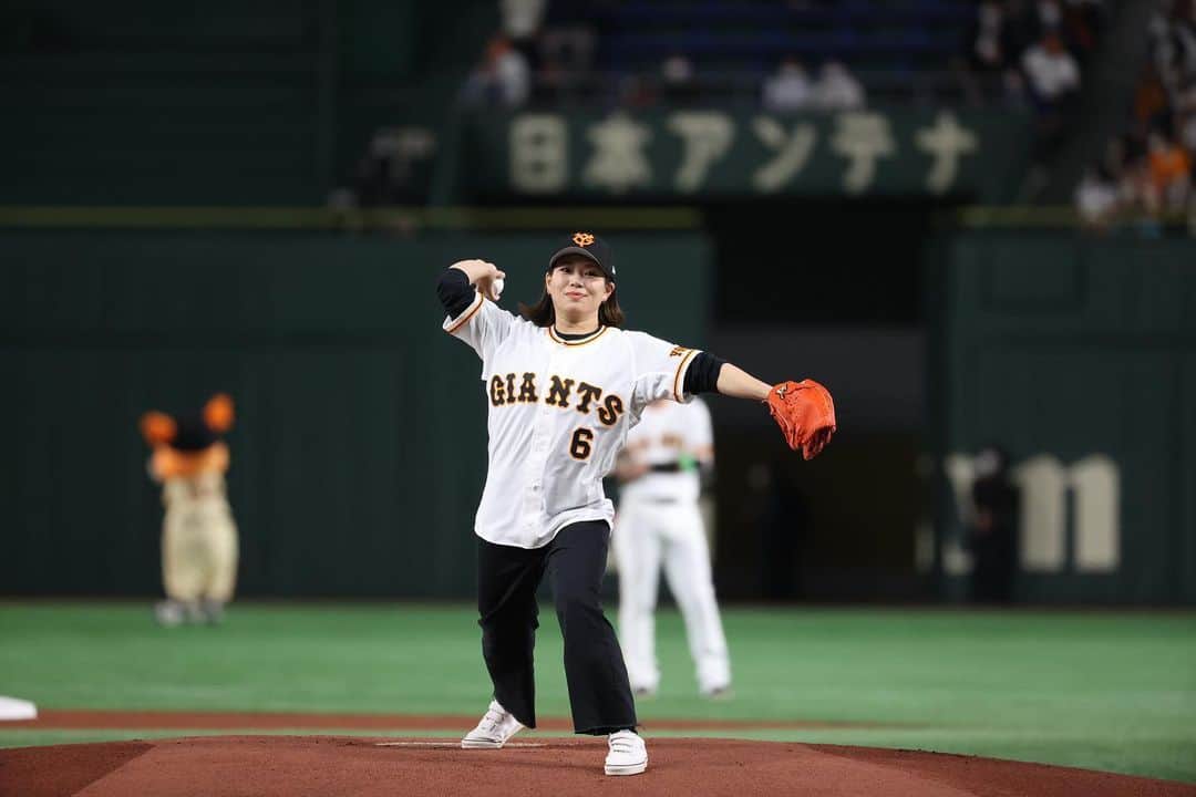 冨田せなのインスタグラム：「巨人開幕戦の始球式を務めさせていただきました！ とても貴重な経験ができ光栄です。 未経験の私に優しく教えていただきノーバンで届きました⚾️ ステキな時間をありがとうございました！ #始球式 #巨人 #開幕戦」