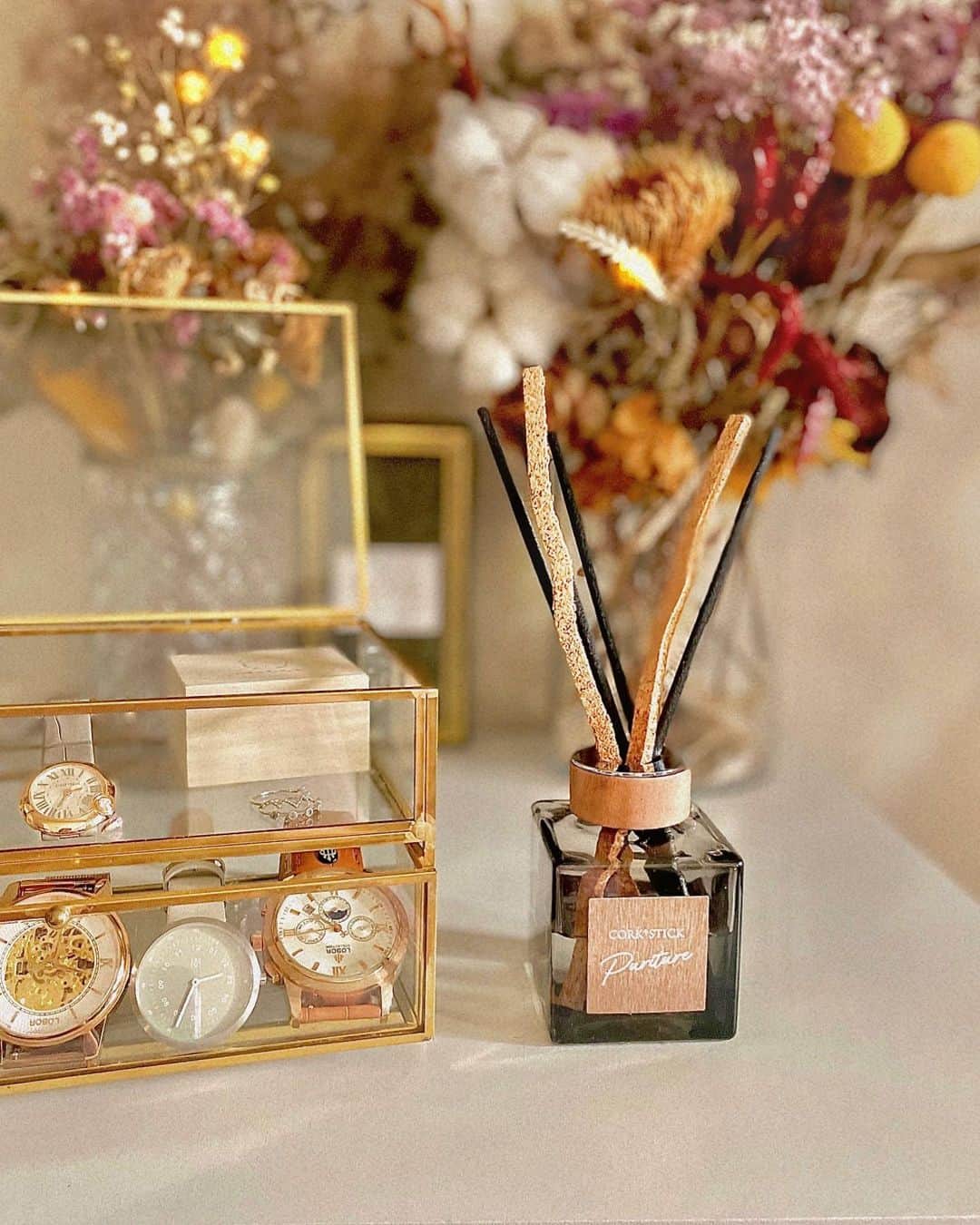 のインスタグラム：「#roomfragrance   リビング用のディフューザーをPuriture(@puriture_jp )にしてみました。  お洒落でインテリアに馴染むデザインが素敵♡ 森の香りを表現しているらしく、 帰宅して早々に森林浴気分で癒されています🌲  初めてのコルクスティック！ 最長3.5ヵ月も香りが続き弱くなりにくいらしいので、そのお得感にも惹かれています笑  日常の中に溶け込ませる”小さな癒し”は とても大切ですよね☺️  #PR #puriture #ピュリチャー #森の香り #ディフューザー #ルームディフューザー #ルームフレグランス #芳香剤 #香りのある暮らし #新発売 #森林浴 #インテリア #インテリア雑貨」