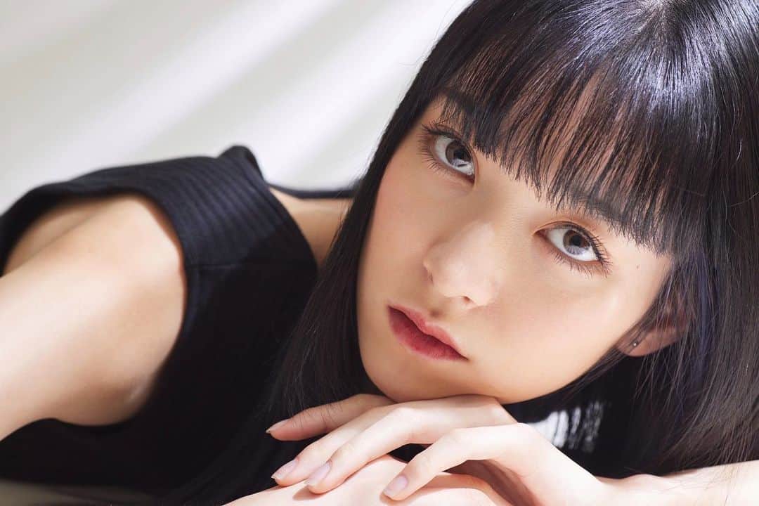 夏目璃乃のインスタグラム：「𓈒 𓏸𓈒𓂂𓂃✧ ・ ・ 新しい宣材写真の1部を公開‪‪☺︎‬ ・ ・ 今回とっても盛れたから嬉しい🤍 ・ ・ #夏目璃乃 #rinonatsume #181cm #model #宣材写真」