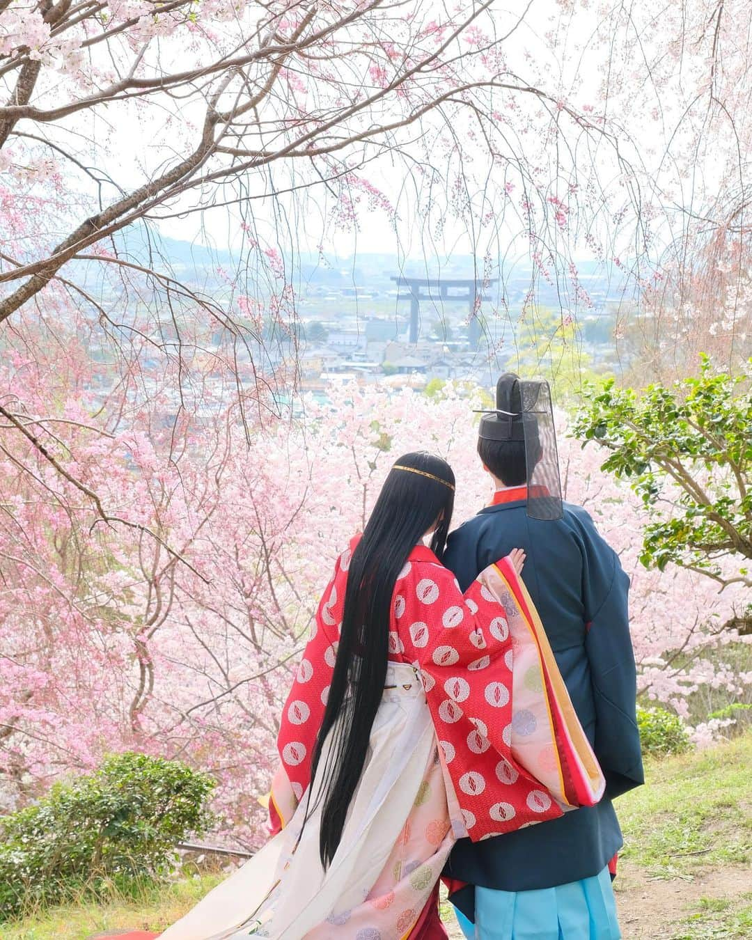 髪型ヘアスタイル・ウエディング、七五三、お宮参りのキキフォトのインスタグラム：「十二単の結婚式  今日の新郎新婦さんは東京から 結婚式は日本最古の神社、奈良の大神神社 十二単の男性着付師さんは岐阜からお一人で しかも本職は神社の宮司さん 花嫁さんは元巫女さん 式の前に和歌を詠む二人 貝のリングピロー は〜る〜 は〜る〜 春う〜ららぁ〜  🔻 和装結婚式の写真、衣装、美容のセットで日本全国の神社、お寺へ出張しています。詳しくはプロフィール画面に記載のURLよりご覧ください。 🔻 @kikiphotoworks  ーーーーーー  過去の写真も参考になるので こちらからどうぞ↓  #舞台裏やオフショットこそ愛がある  ■■■■■  写真は未来の宝物 フォロー&コメント 飛び上がって喜びます。 @kikiphotoworks  LINEからでも問い合わせOK ぜひ追加くださいね🥰  LINEのID検索 uhk3050w  和装での結婚式で日本全国に出張しています。スナップ写真、集合写真、ポーズ写真、衣装、着付け、ヘアメイクがセットになった和装挙式プランは全カットのデータと写真集付きの人気プランです。  もし何か分からないことや聞きたいことがあれば他の人の参考にもなるので遠慮なくコメントくださいね🤗  ■■■■■  いろんなアカウントあります↓  フォトウエディング @kikiphotoworks_photowedding/  子育てプライベート Private photo @kikiphotoworks_kazuki_ikeda  お宮参り Baby shrine visit @kikiphotoworks_miyamairi  ドレス写真 Dress photo @kikiphotoworks_dress  癒しのイラスト Funny illustration @kikiphotoworks_illustration  #花嫁ヘアスタイル  #神社結婚式  #神社挙式 #神前結婚式 #神前挙式 #神前式 #和装結婚式 #和婚 #神社婚 #和婚花嫁 #花嫁ヘアスタイル #花嫁メイク #大神神社 #十二単  #十二単衣 #三輪明神  #三輪明神大神神社  #日本最古の神社  #日本最古 #キキフォトワークス」